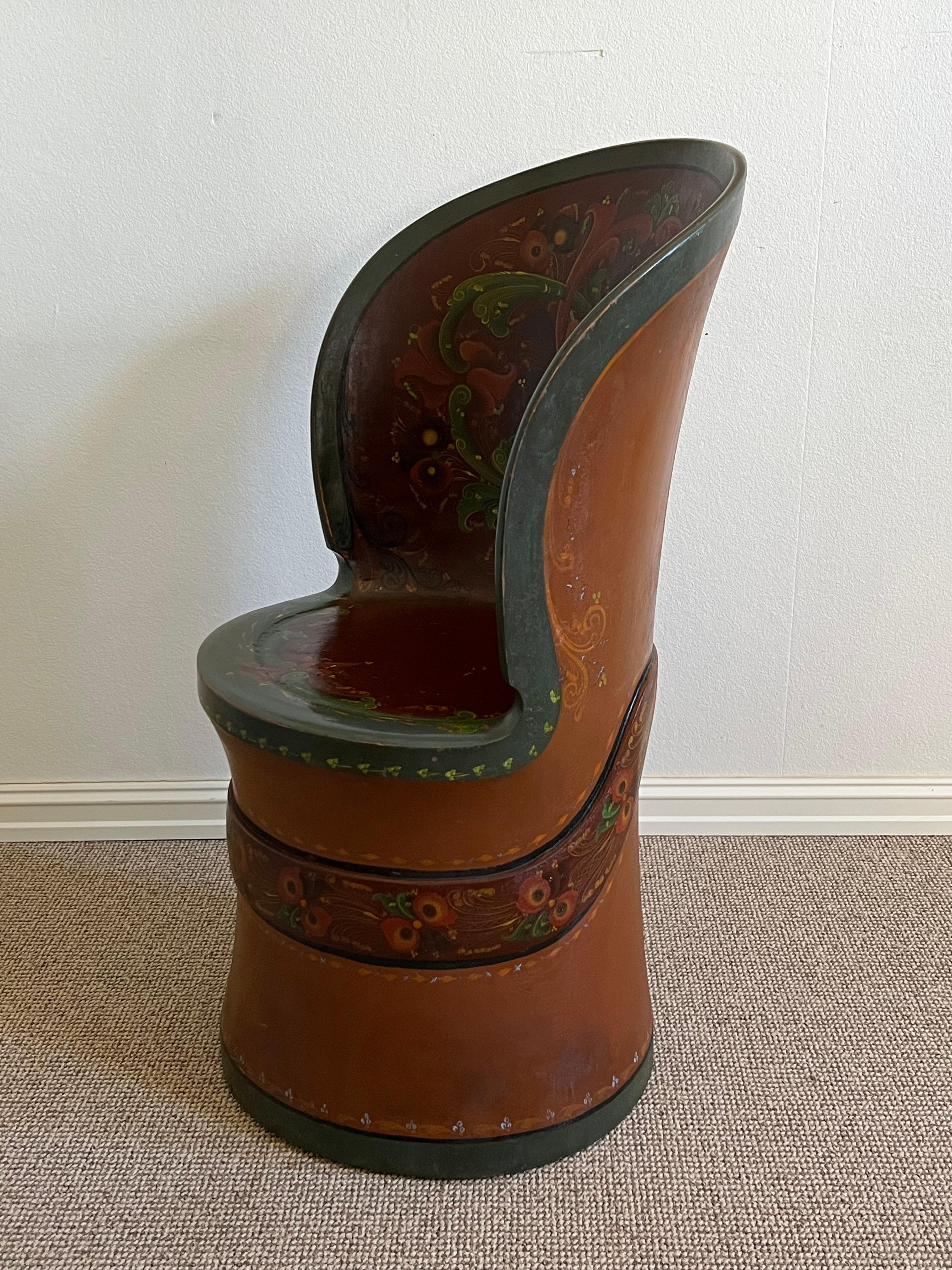 Datiert 1951 Seltener Kubbestol, Telemark Rosemaling von Jon Gjelstad, Norwegen im Angebot 3
