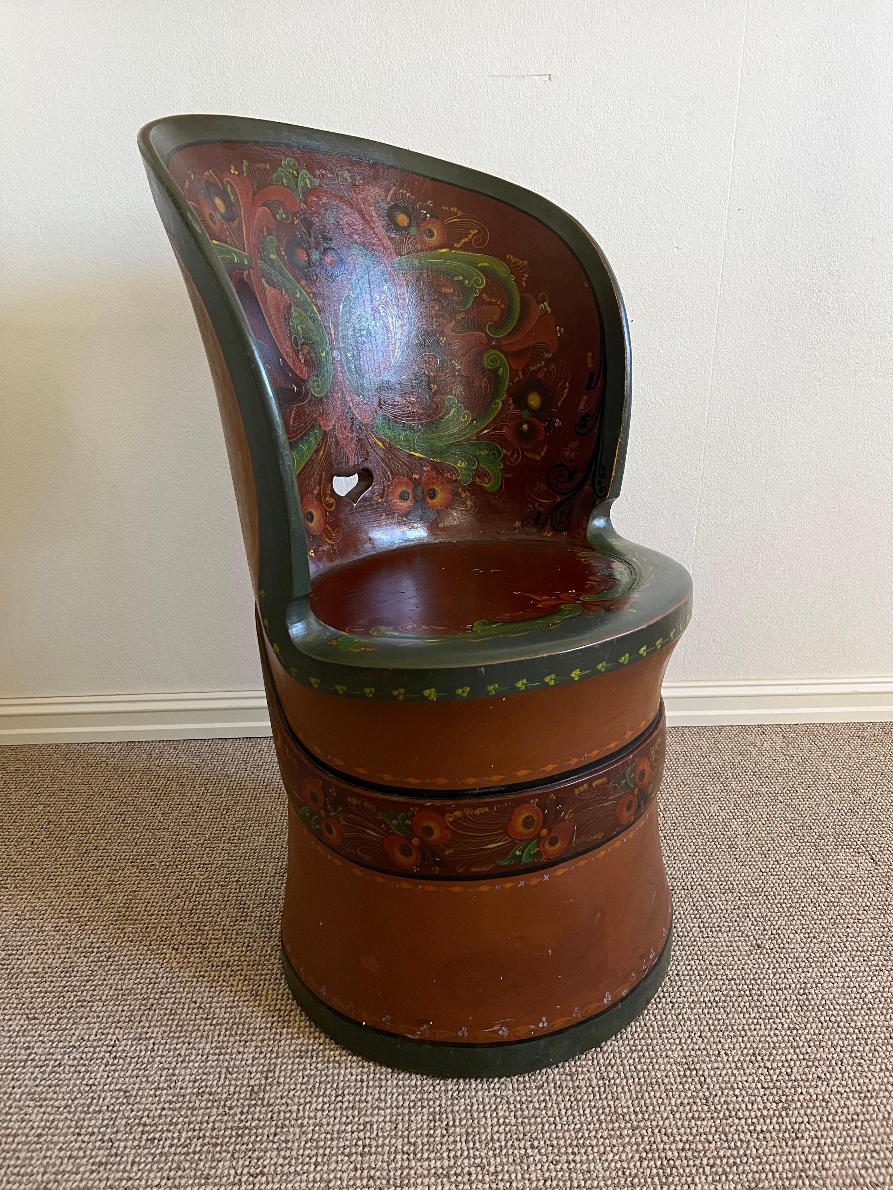 Datiert 1951 Seltener Kubbestol, Telemark Rosemaling von Jon Gjelstad, Norwegen im Angebot 4