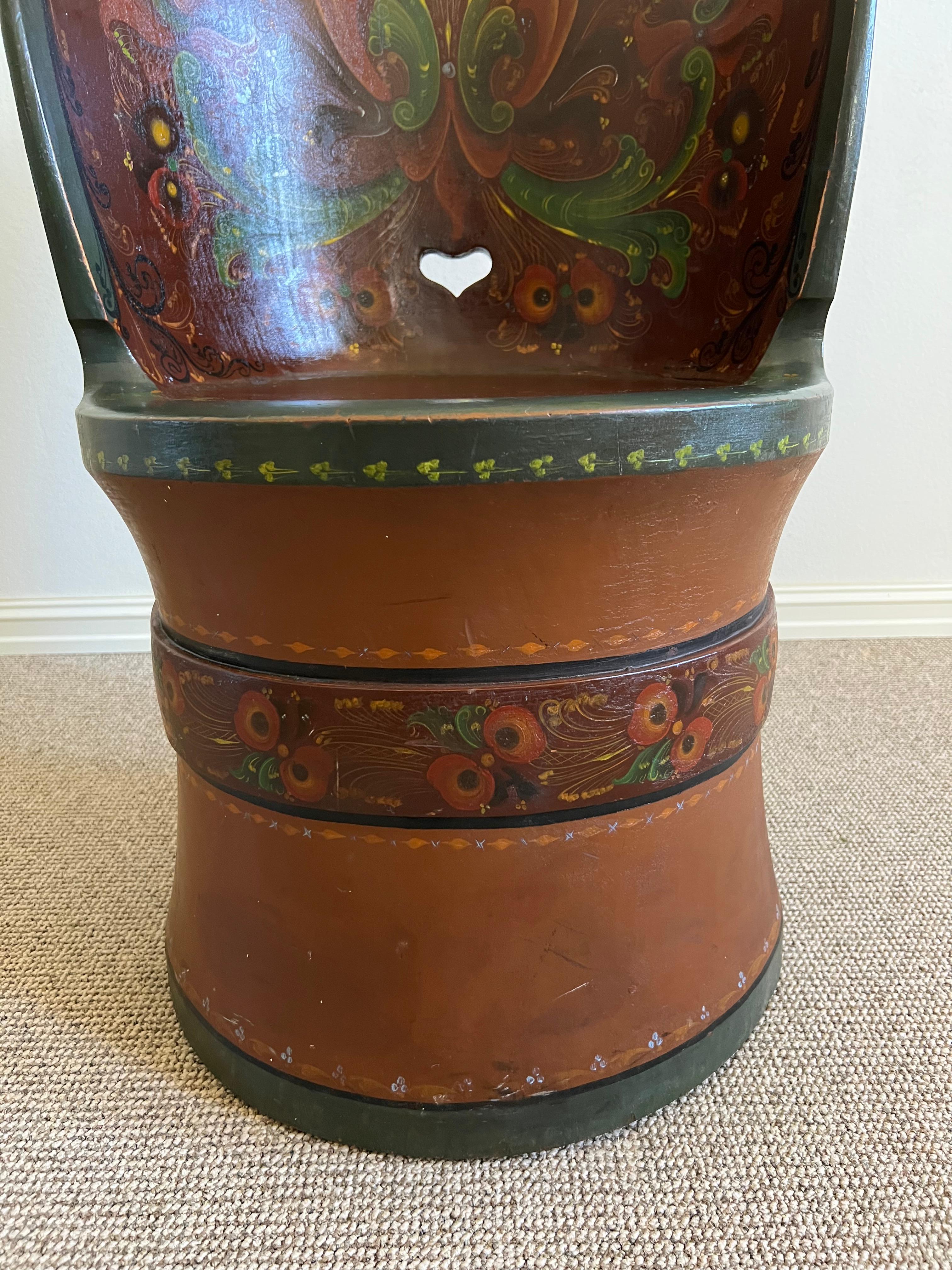 Datiert 1951 Seltener Kubbestol, Telemark Rosemaling von Jon Gjelstad, Norwegen im Angebot 6