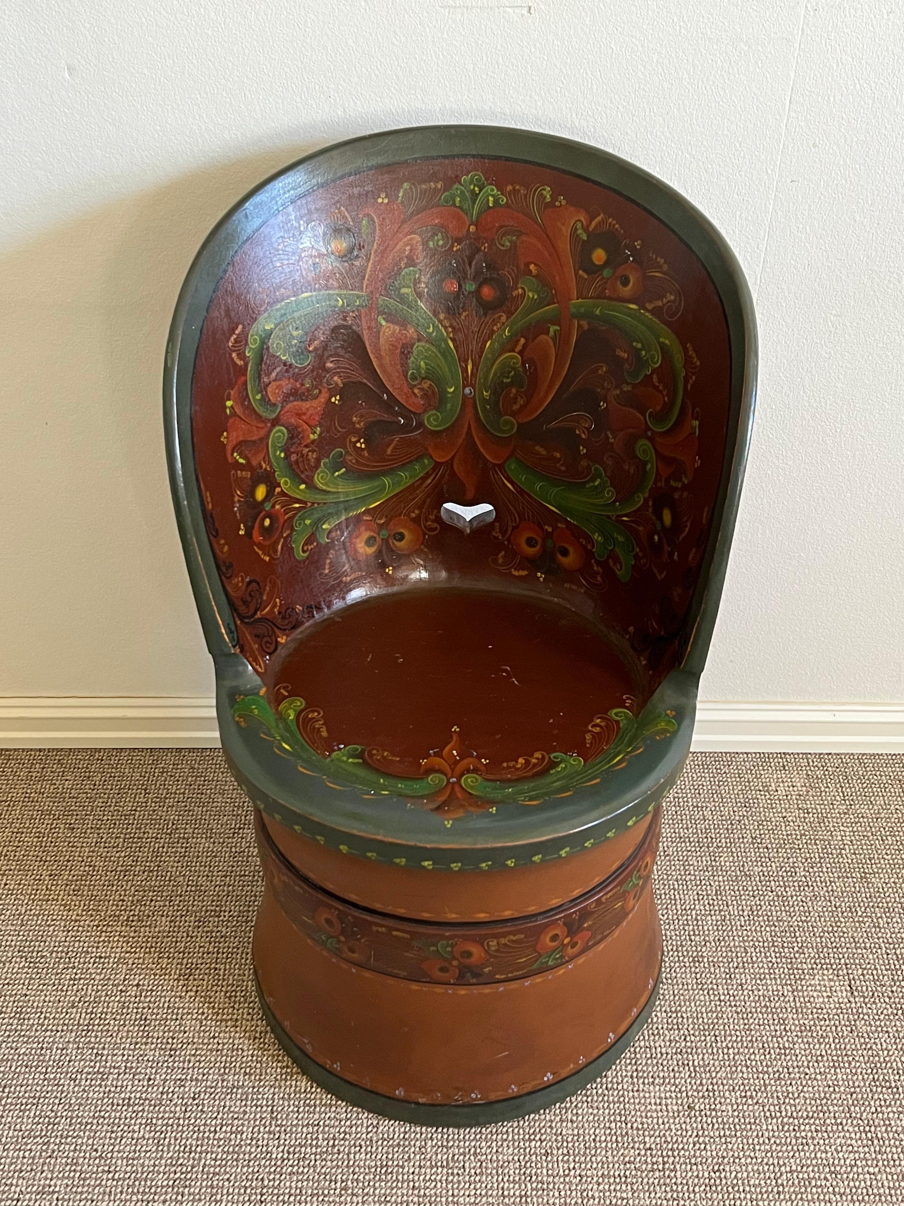 Datiert 1951 Seltener Kubbestol, Telemark Rosemaling von Jon Gjelstad, Norwegen im Zustand „Gut“ im Angebot in Skien, NO
