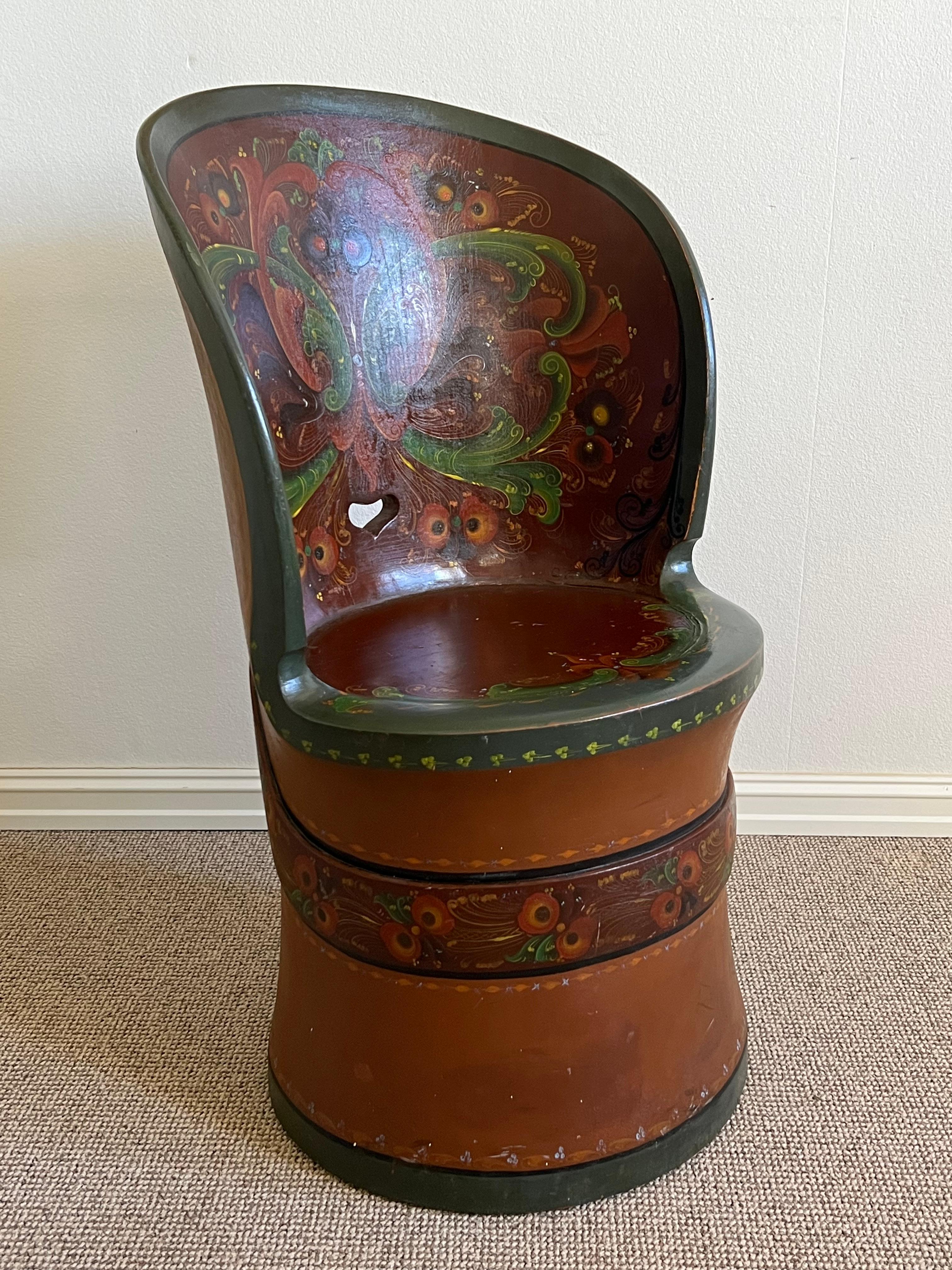 Datiert 1951 Seltener Kubbestol, Telemark Rosemaling von Jon Gjelstad, Norwegen (Mitte des 20. Jahrhunderts) im Angebot