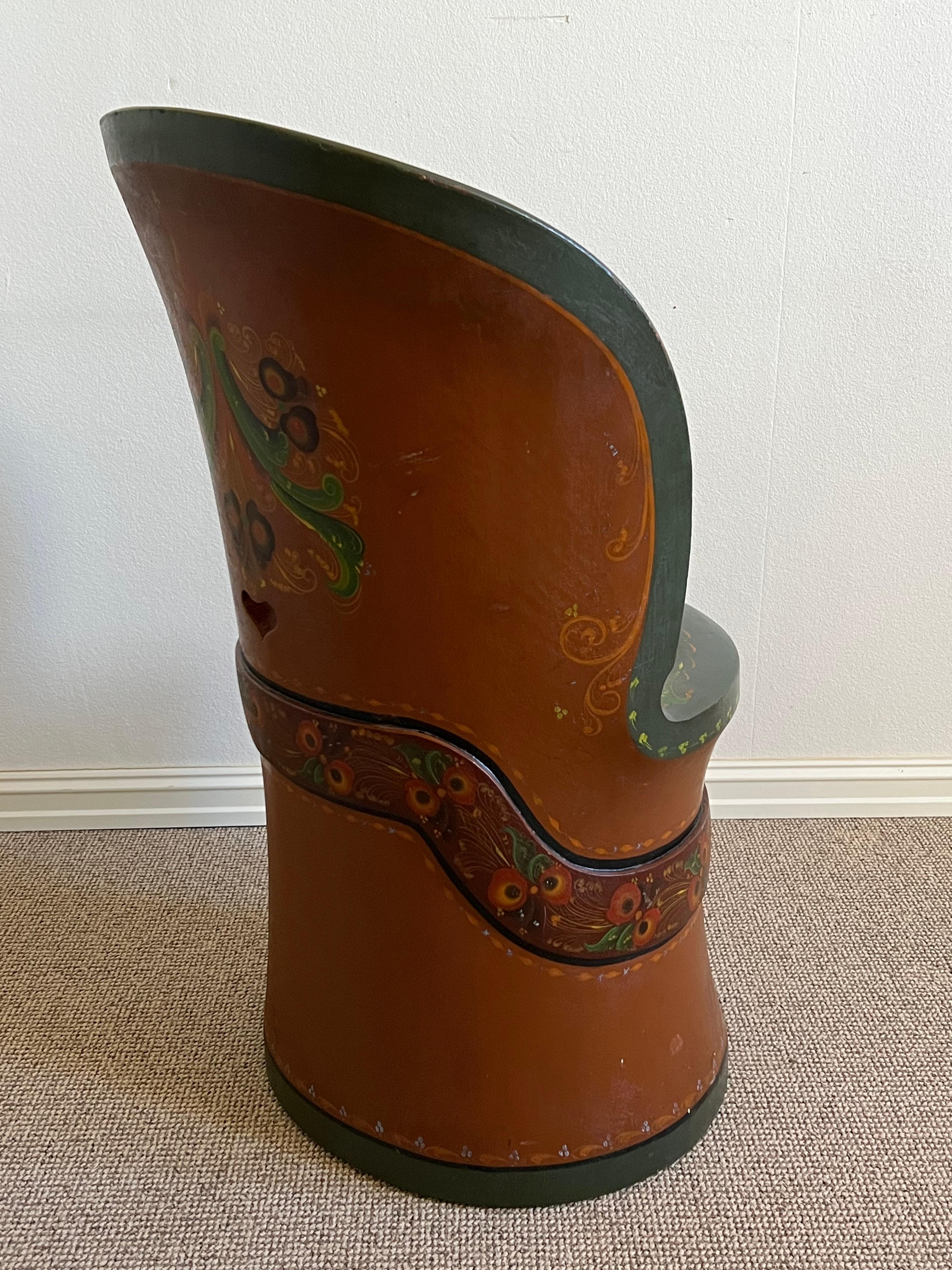 Datiert 1951 Seltener Kubbestol, Telemark Rosemaling von Jon Gjelstad, Norwegen (Buchenholz) im Angebot