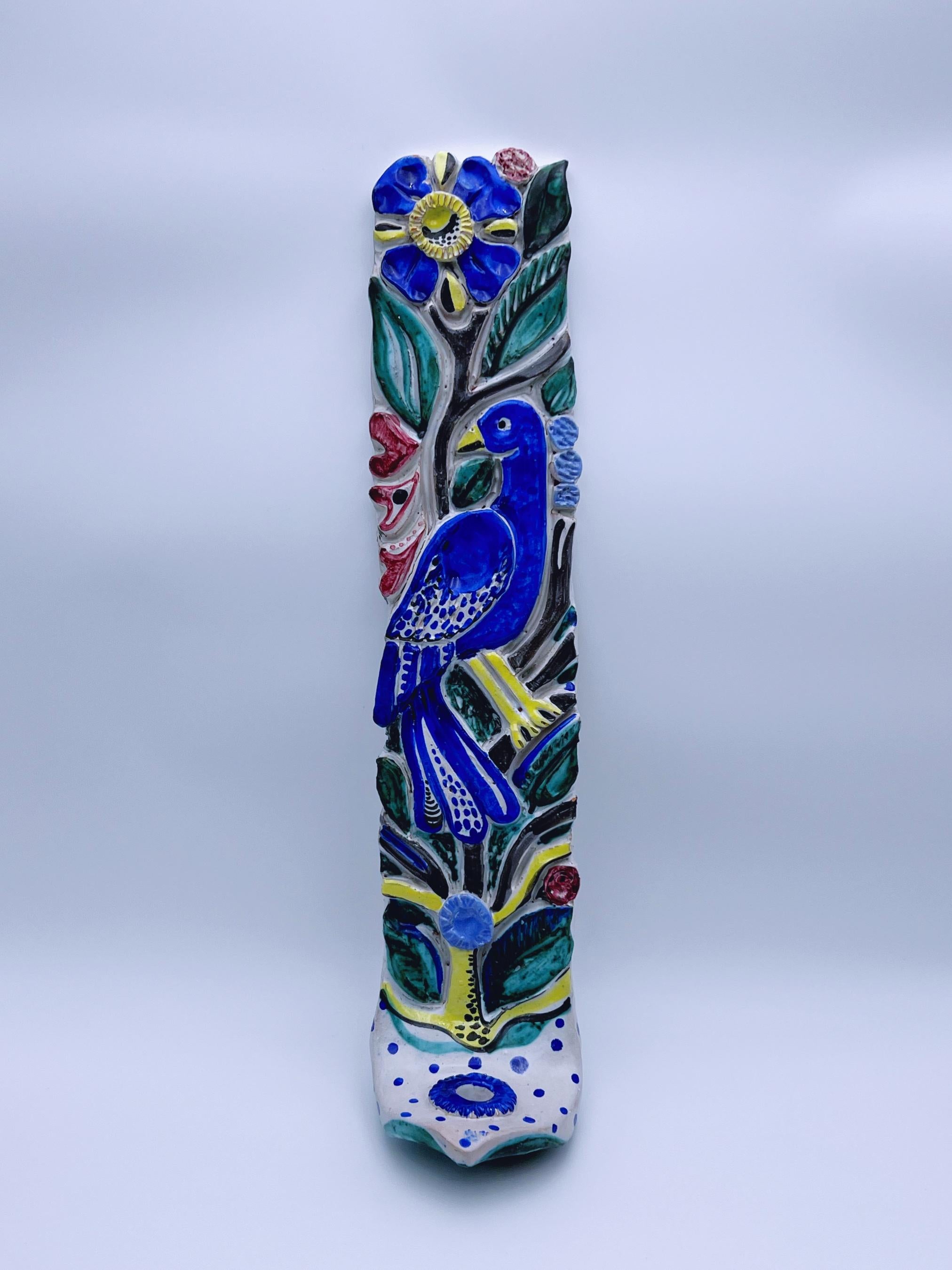 Impresionante obra de arte en cerámica esmaltada / gres del renombrado artista/pintor noruego Henrik Sørensen (Torsby, Suecia 1882 - Oslo, Noruega 1962). Este Aplique/Candelabro/Colgante de pared de estilo Moderno Escandinavo/Moderno de mediados de
