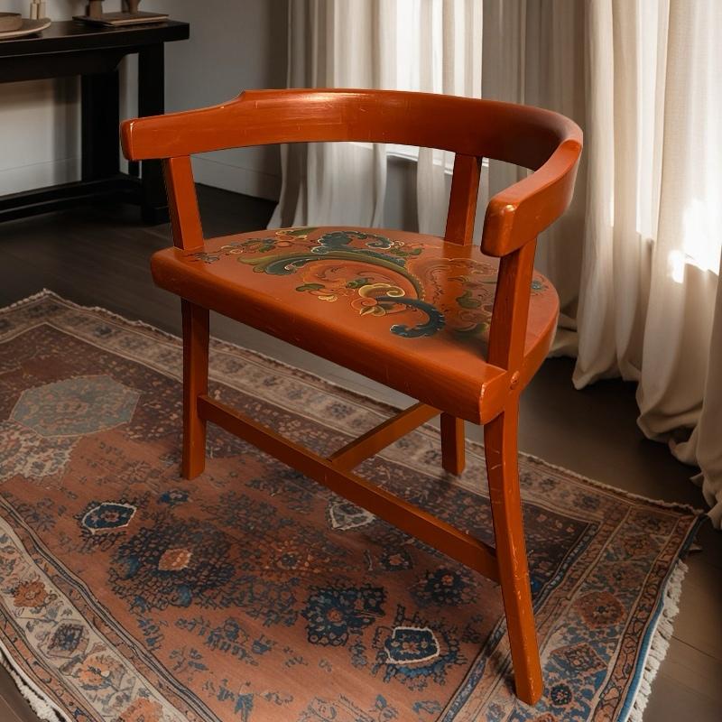 Rehaussez votre espace avec ce superbe fauteuil de ferme d'art populaire peint et fabriqué à la main à Telemark, en Norvège. Fabriquée avec soin en pin naturel, cette pièce unique présente une base rouge classique de ferme, ornée de motifs floraux
