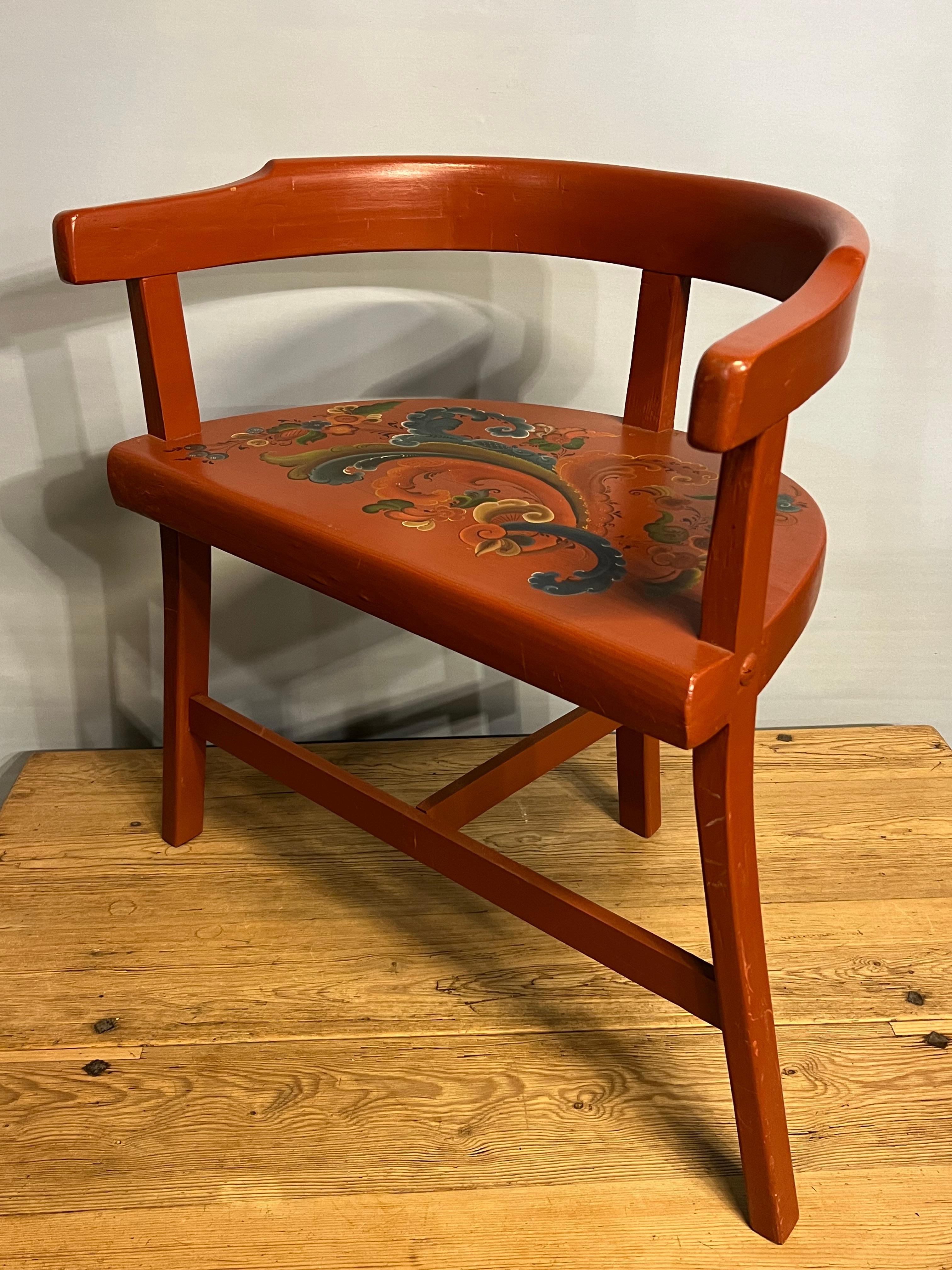 Norvégien Fauteuil Rosemaling unique, artisanat scandinave, ferme/cabane, daté de 1967 en vente