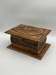 Caja Cofre de Madera Estilo Dragón Vikingo Vintage Fechada en 1971 Ricamente Elaborada a Mano