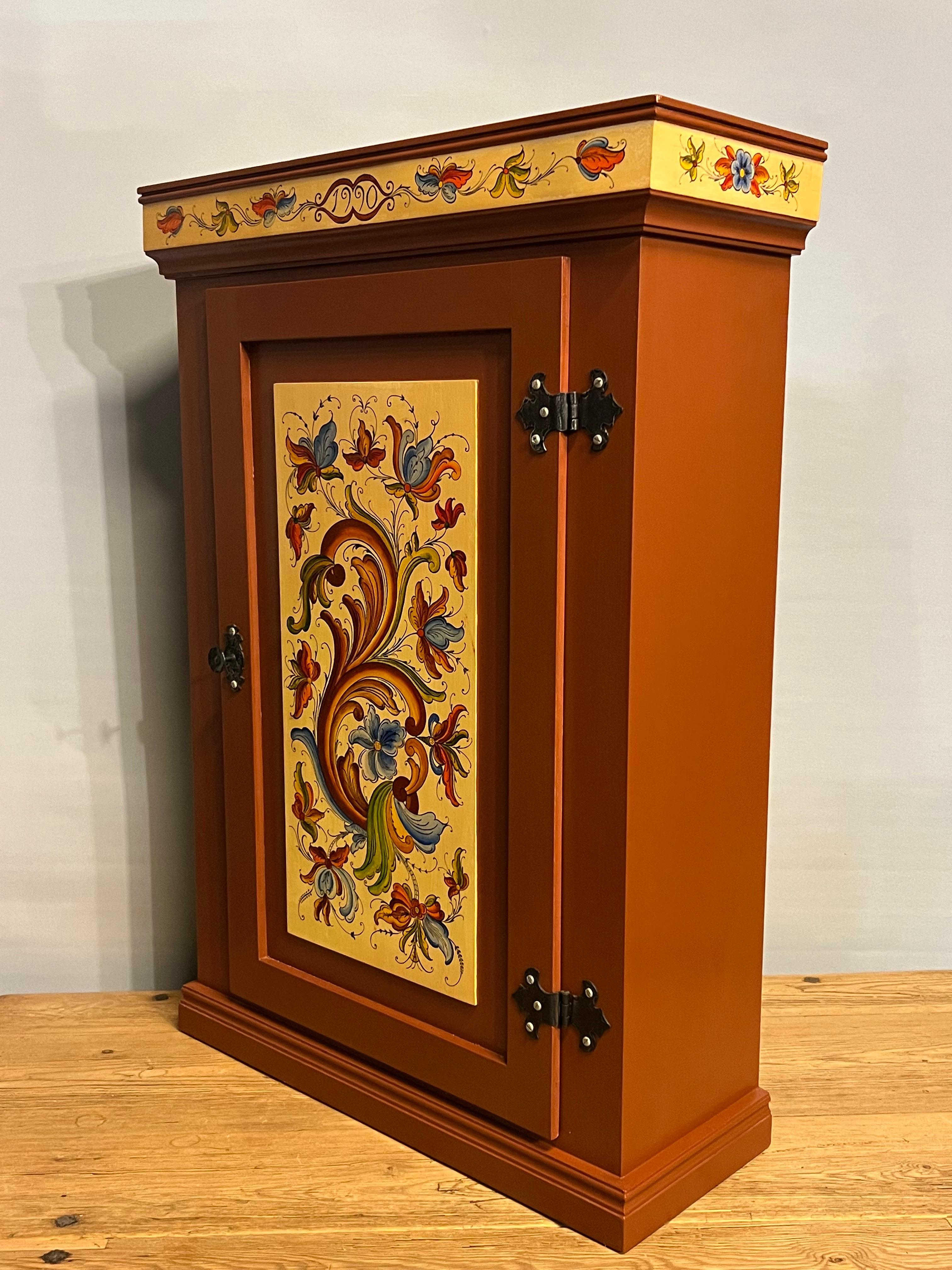 Dated 1990- Vintage Rosemaling Wall Hanging Cabinet, Hand-Painted, Norway In Good Condition For Sale In Skien, NO