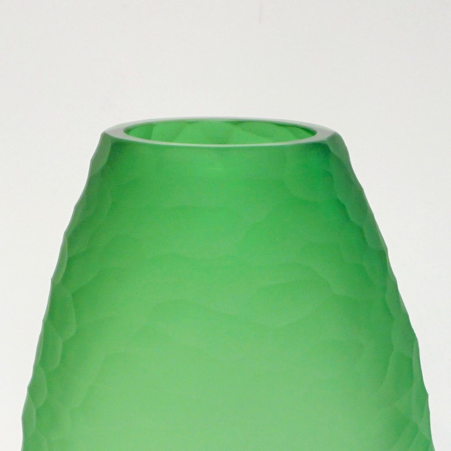 Dated 2007 Modern Apple Green Murano Glass Vase Signed Vivarini & Schiavon In Excellent Condition In New York, NY