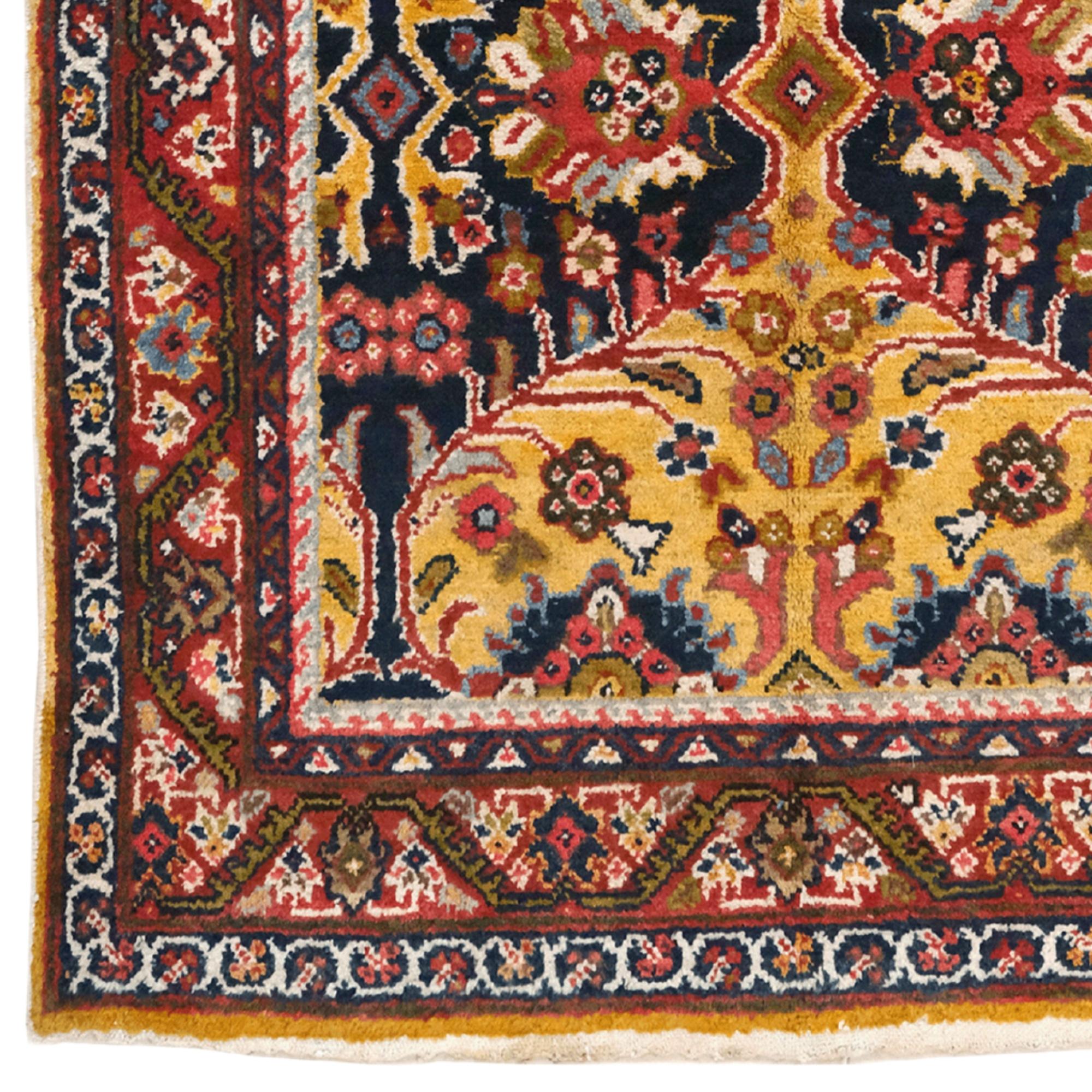 Dieser wertvolle antike Uzun-Mahal-Teppich aus dem Jahr 1904 ist eines der elegantesten Beispiele für handgewebte Kunst. Der aus der Region Uzun Mahal im Iran stammende Teppich ist mit seinem Detailreichtum und seiner hochwertigen Verarbeitung