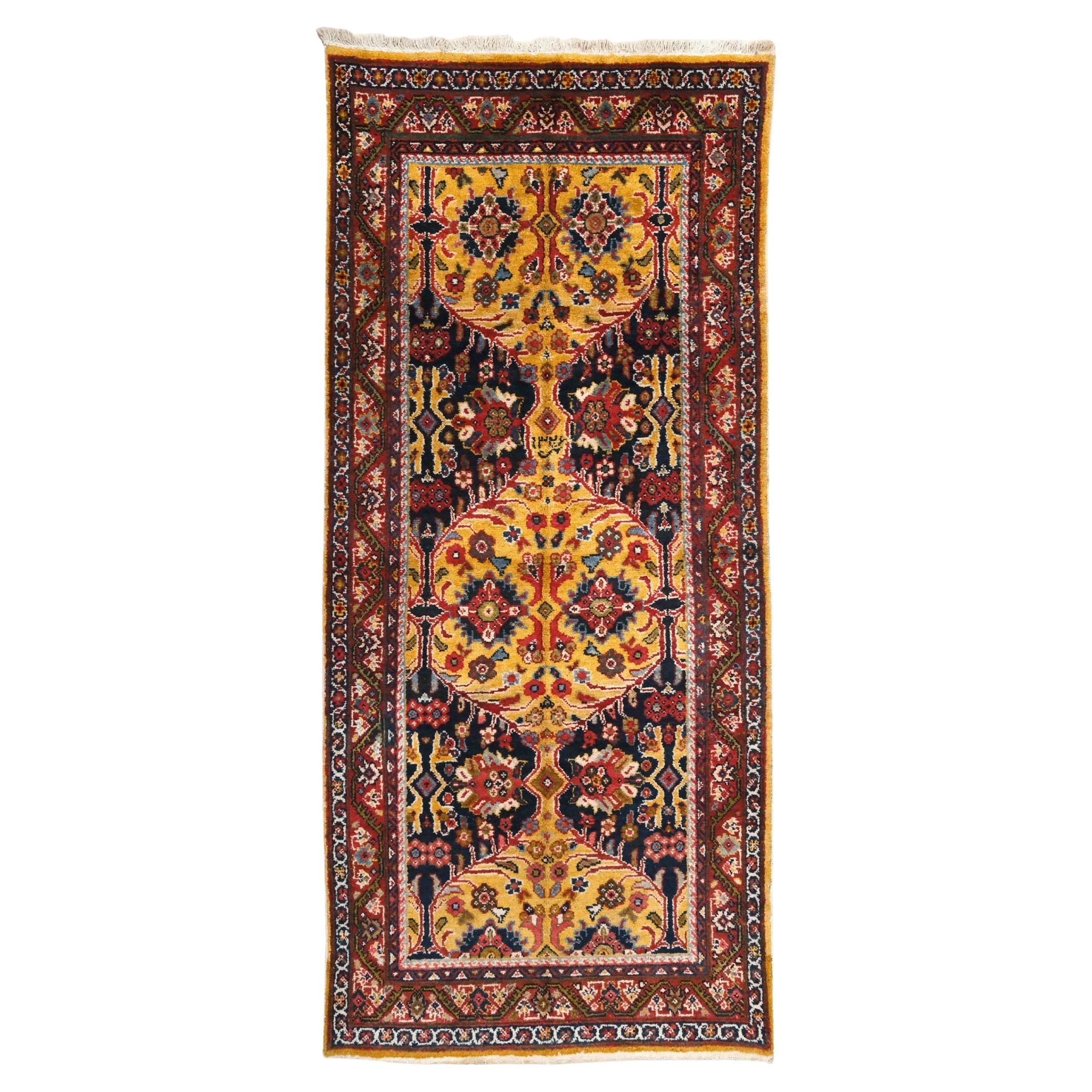 Dated Mahal Langer Teppich im Angebot