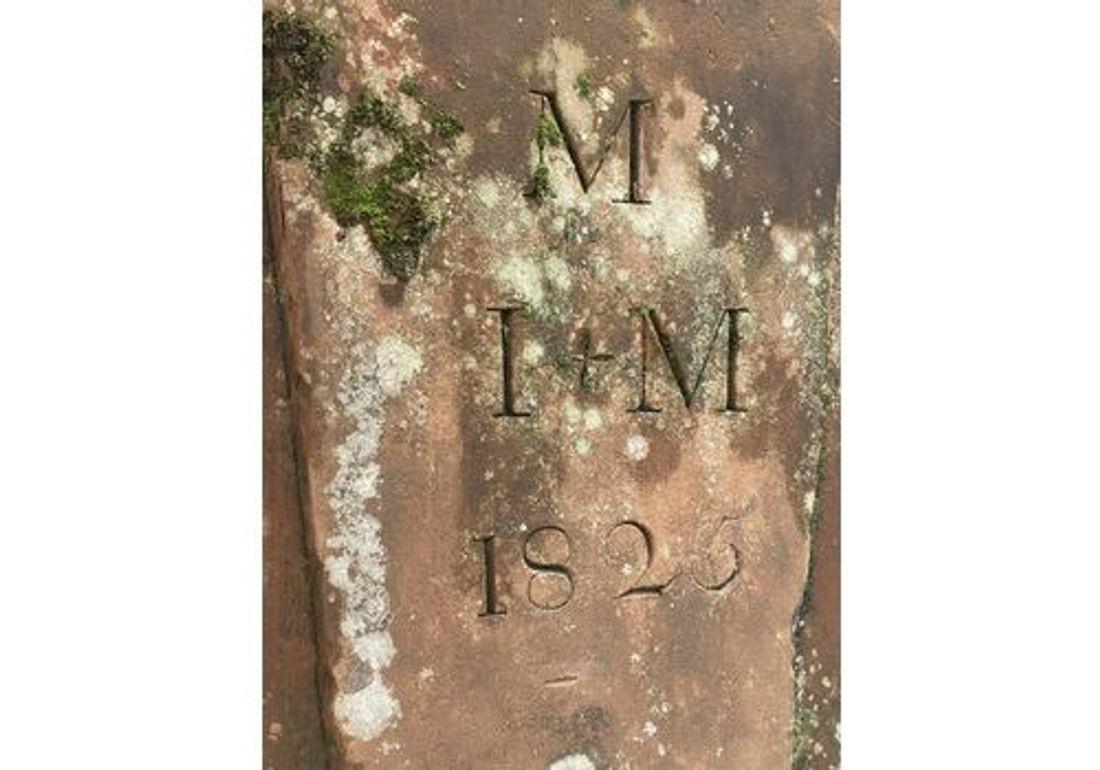 Dated Red Sandstone Keystone In Good Condition For Sale In Grange-Over-Sands, GB
