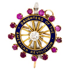 Filles de la révolution américaine Broche en émail, diamants et rubis