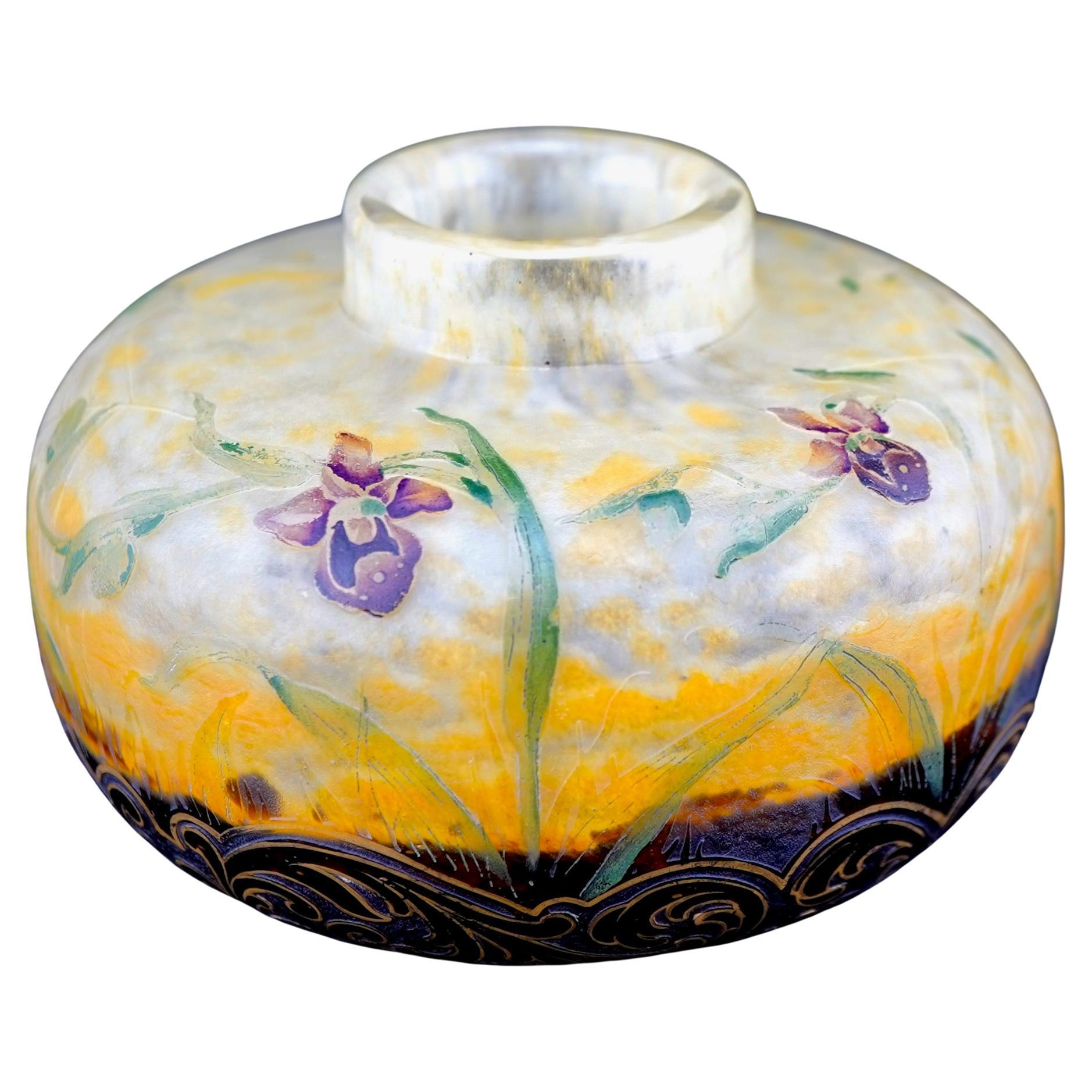 Daum Vase aus säuregeätztem Spinnenwebe und emaillierter Orchidee im Angebot