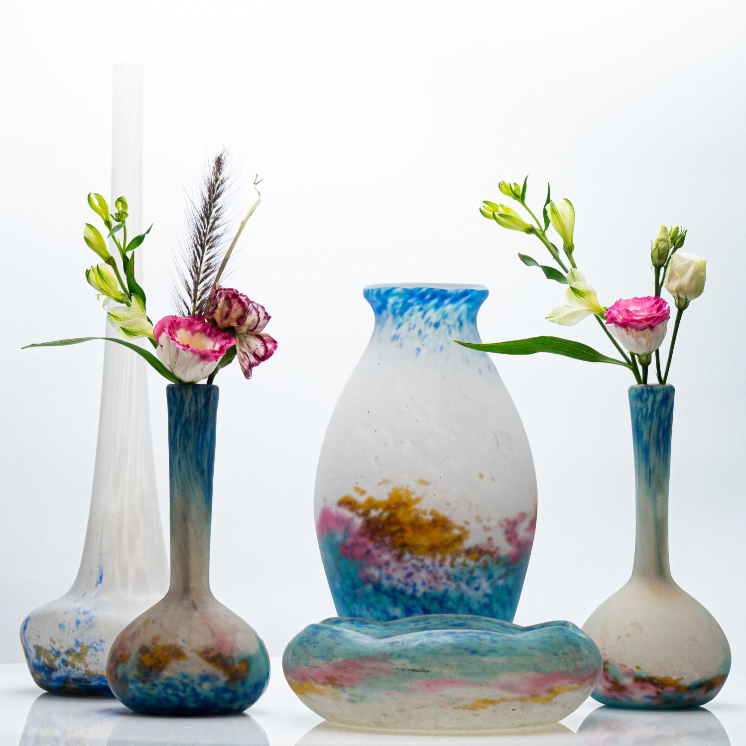 Questo raffinato set multicolore in Pâte du Verre Art Deco è un pezzo forte della stanza.  Firmato 