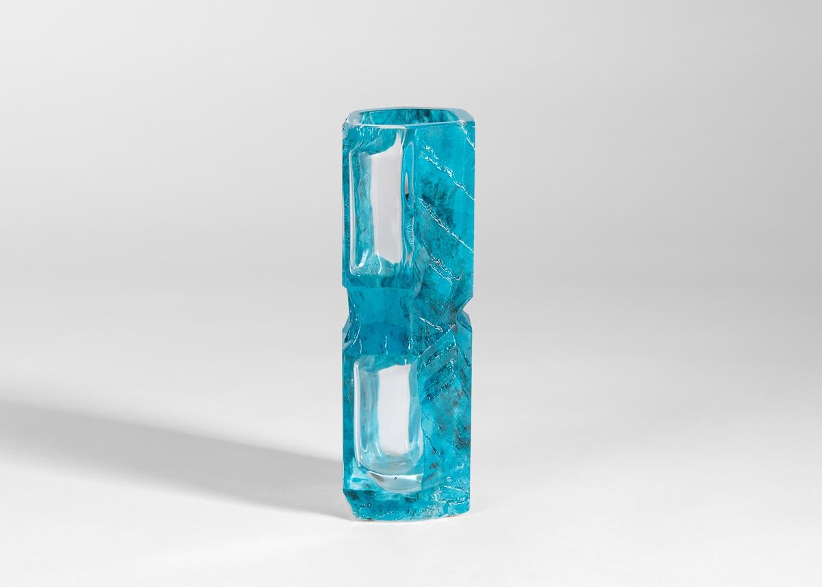 Firmato sul lato.

Coerenti con l'estetica dei metalli frantumati o compattati che si ritrova nella scultura di metà secolo, questi pezzi cercano comunque di trasmettere il movimento stesso, come se raffigurassero tutti i lati di oggetti in