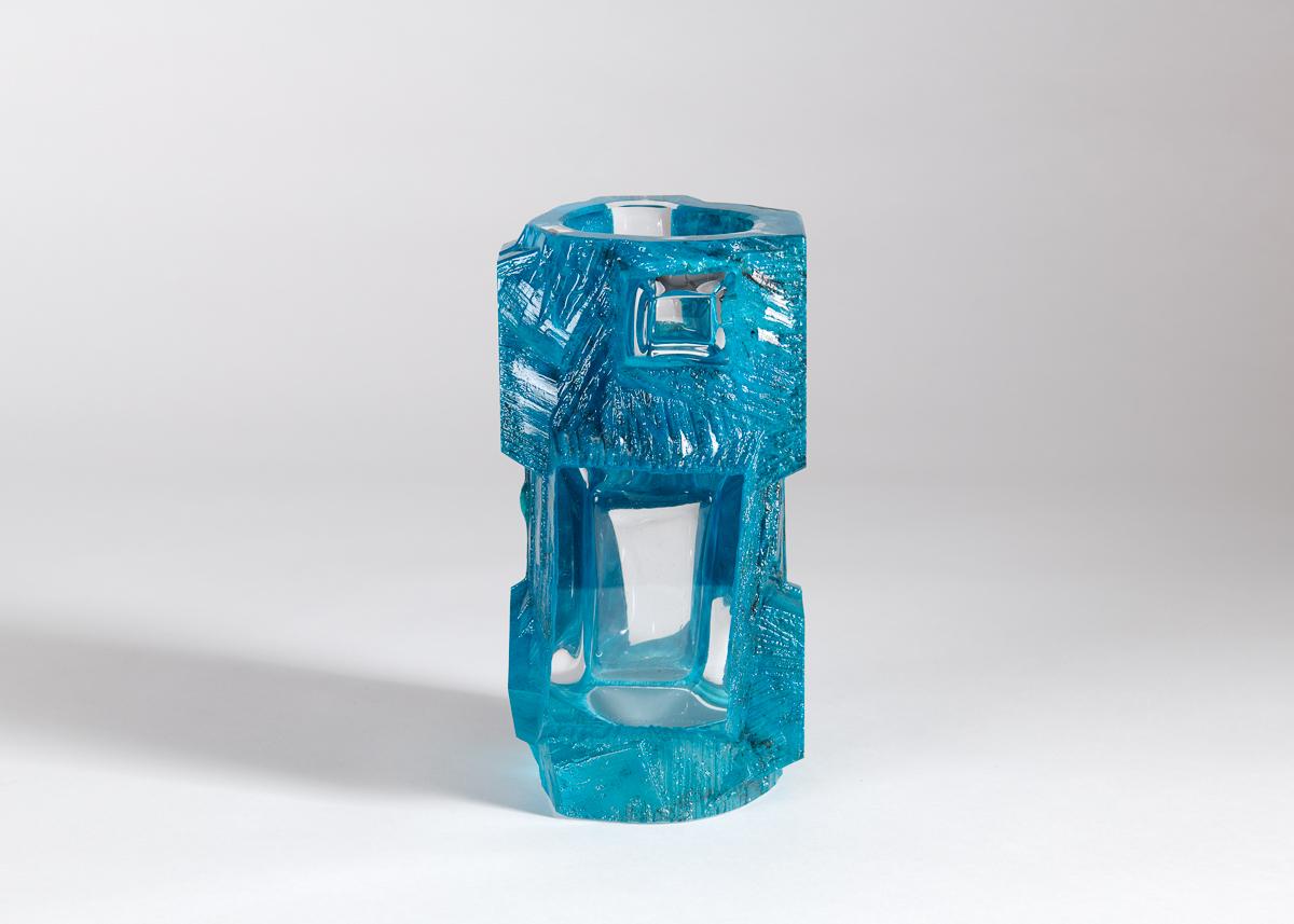 Signé sur le côté.

En accord avec l'esthétique des métaux écrasés ou compactés que l'on retrouve dans la sculpture du milieu du siècle dernier, ces pièces cherchent néanmoins à transmettre le mouvement lui-même, comme si elles représentaient toutes