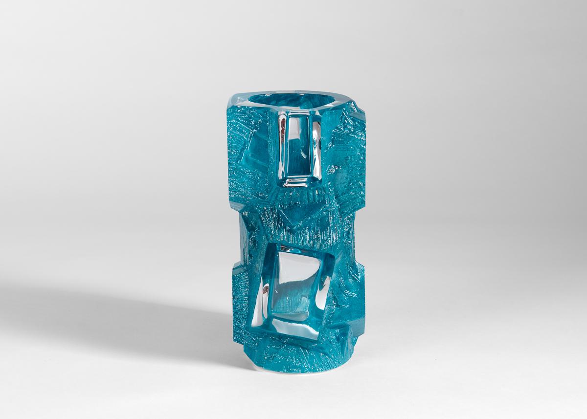 Signé sur le côté.

En accord avec l'esthétique des métaux écrasés ou compactés que l'on retrouve dans la sculpture du milieu du siècle dernier, ces pièces cherchent néanmoins à transmettre le mouvement lui-même, comme si elles représentaient toutes