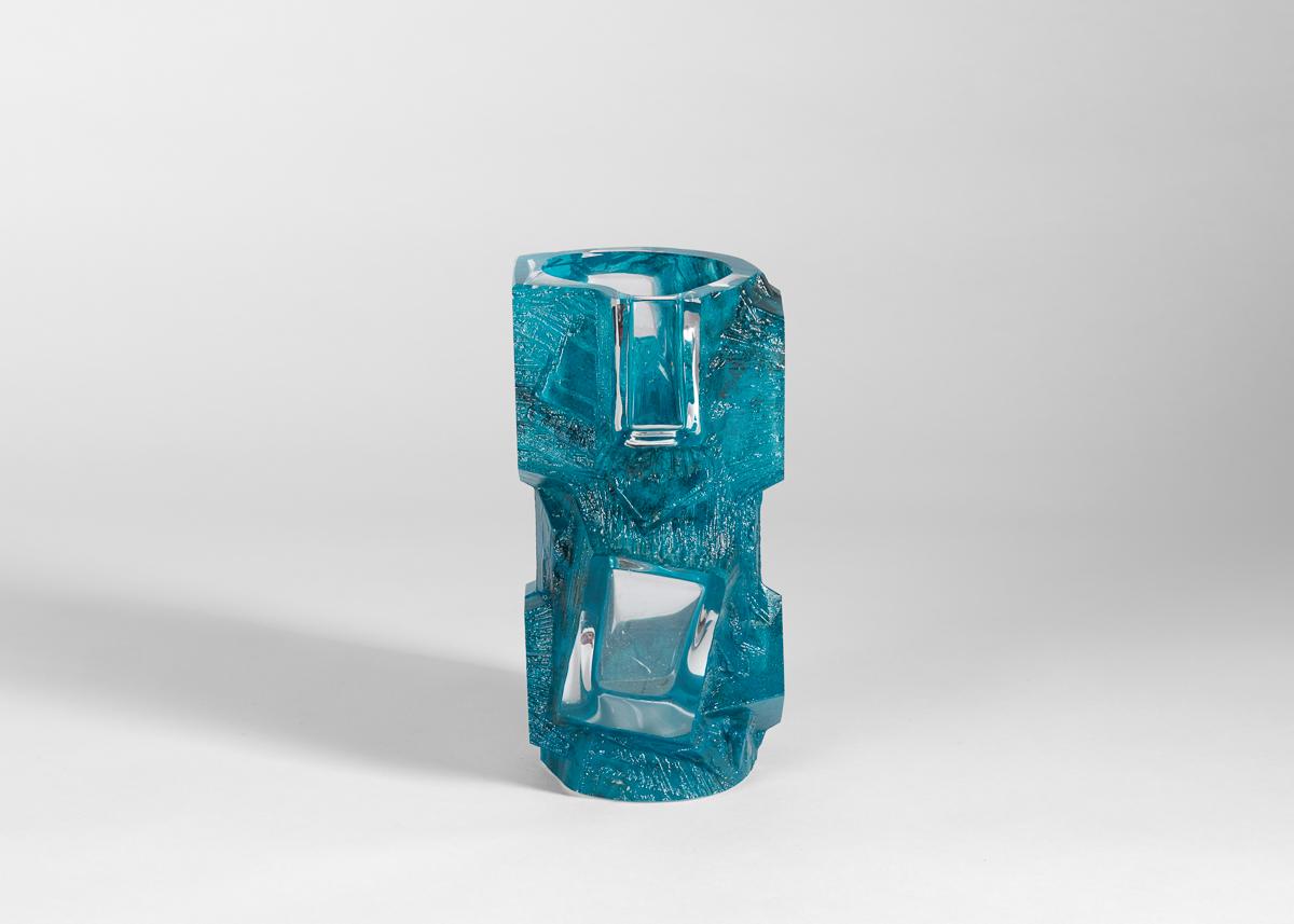 Signé sur le côté.

En accord avec l'esthétique des métaux écrasés ou compactés que l'on retrouve dans la sculpture du milieu du siècle dernier, ces pièces cherchent néanmoins à transmettre le mouvement lui-même, comme si elles représentaient toutes