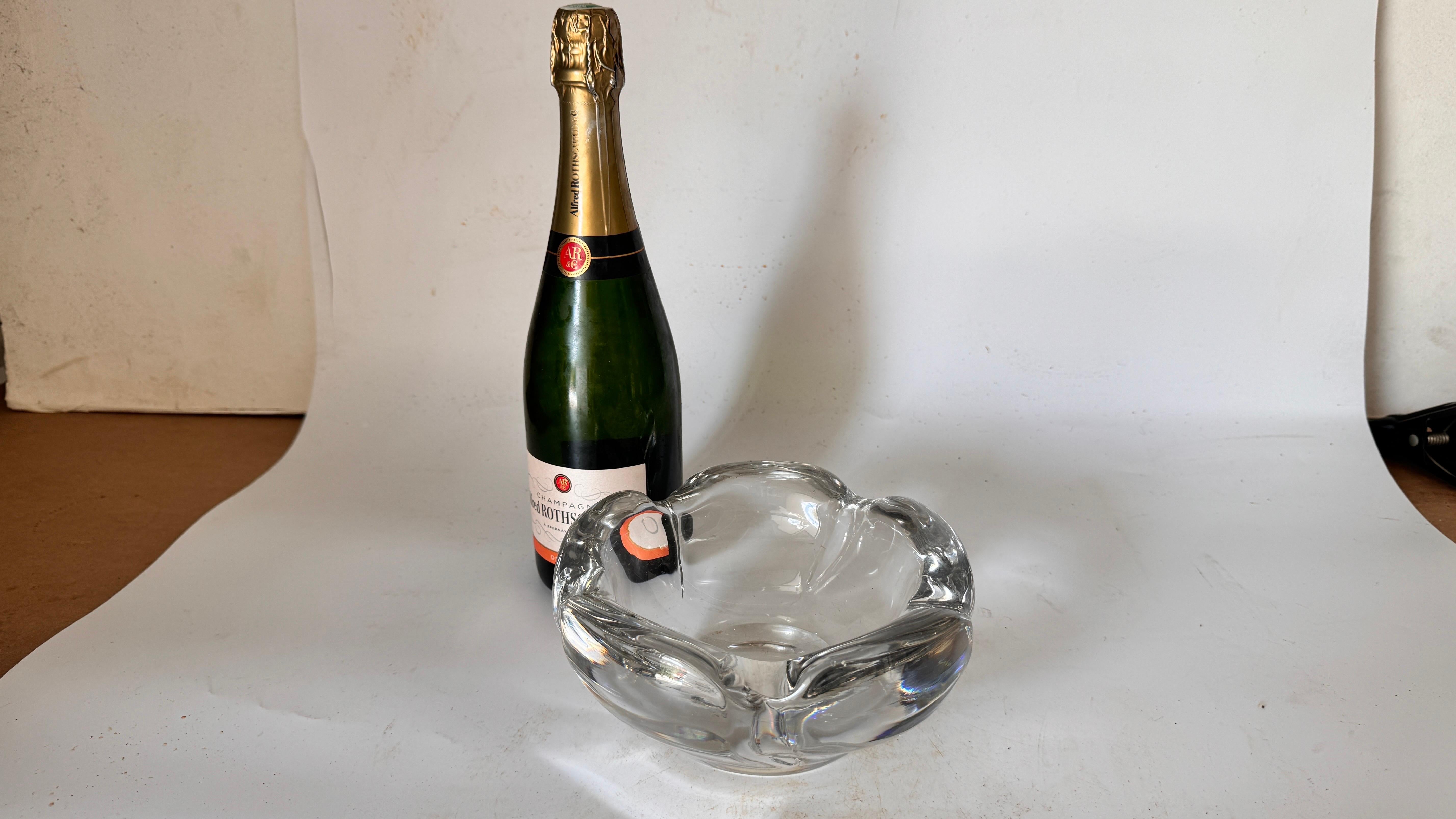 Este vide poche o cenicero es de cristal. Se ha hecho hacia 1940, en Francia.
Color transparente.
Original e icónico cuenco de vidrio moldeado; su forma es sencilla y decidida, hábilmente proporcionada, fruto de una inteligente reflexión estética;
