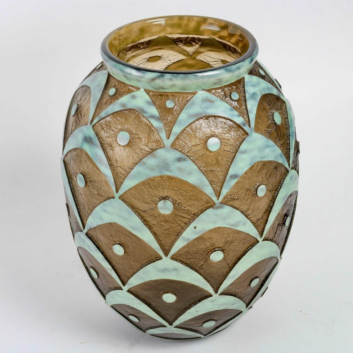 Vase „Peacock Feather“ aus Rauchglas im Art déco-Stil von Daum (Französisch) im Angebot