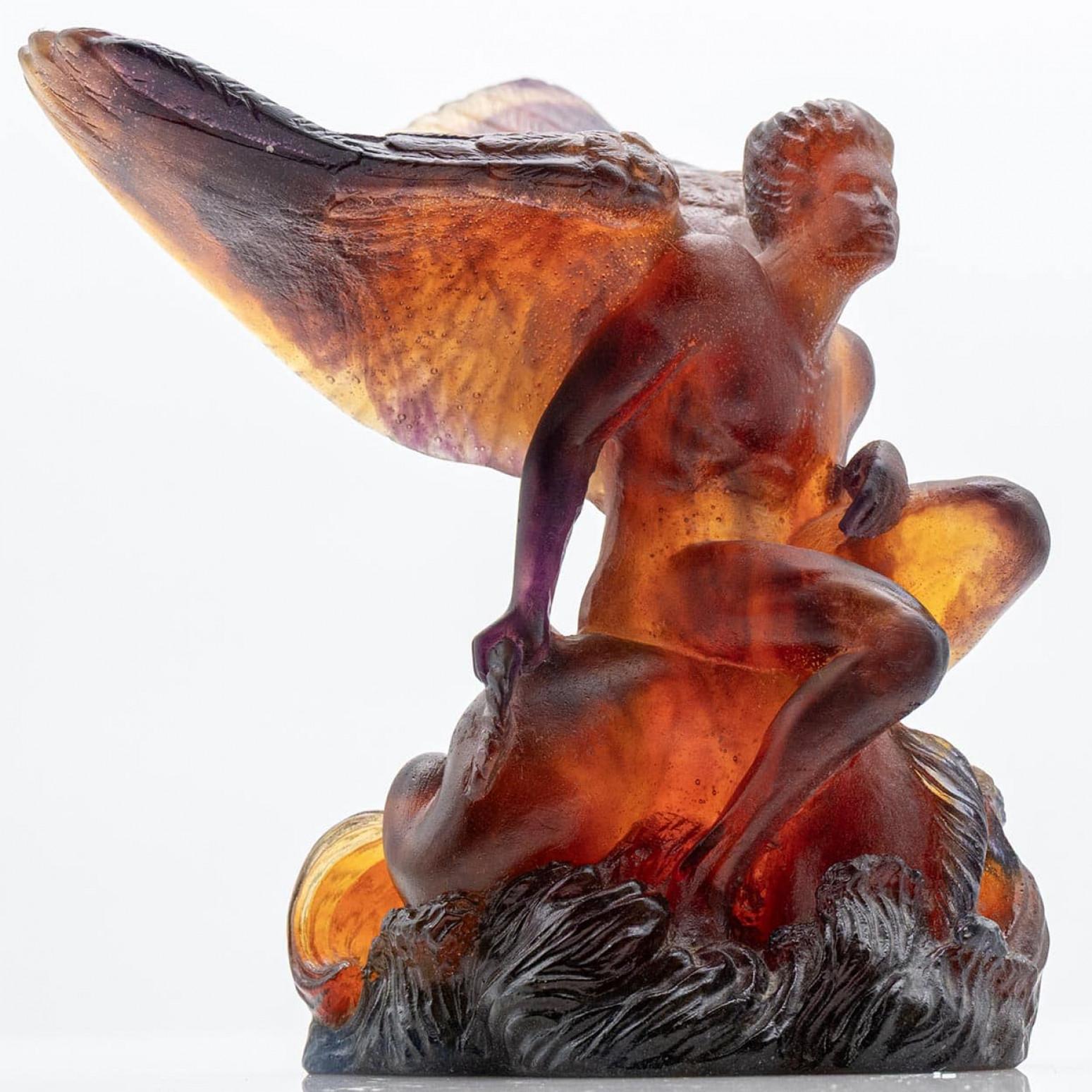 Luxus vom Feinsten, hochwertige Engelsmythenskulptur aus Glas von Daum, Frankreich.

Der aus Kunstglas gefertigte Engel sitzt mit einem erhobenen Knie. Eine schöne Skulptur. Die Skulptur spielt mit Licht und Schatten.

Daum wurde 1878 in Nancy,