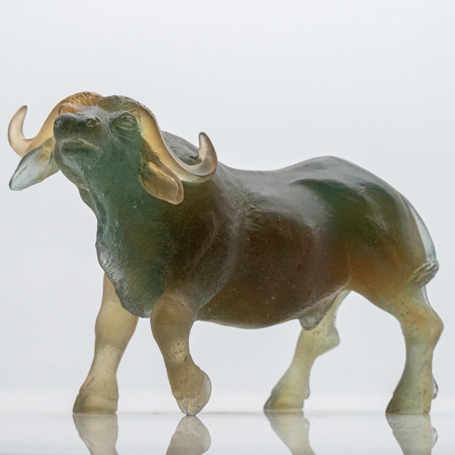 Luxus vom Feinsten, hochwertige Glasbüffelskulptur von Daum, Frankreich.

Der aus Kunstglas gefertigte Büffel steht mit einem Bein leicht angehoben und dem Kopf nach oben geneigt. Eine schöne Skulptur.

Daum wurde 1878 in Nancy, Frankreich,