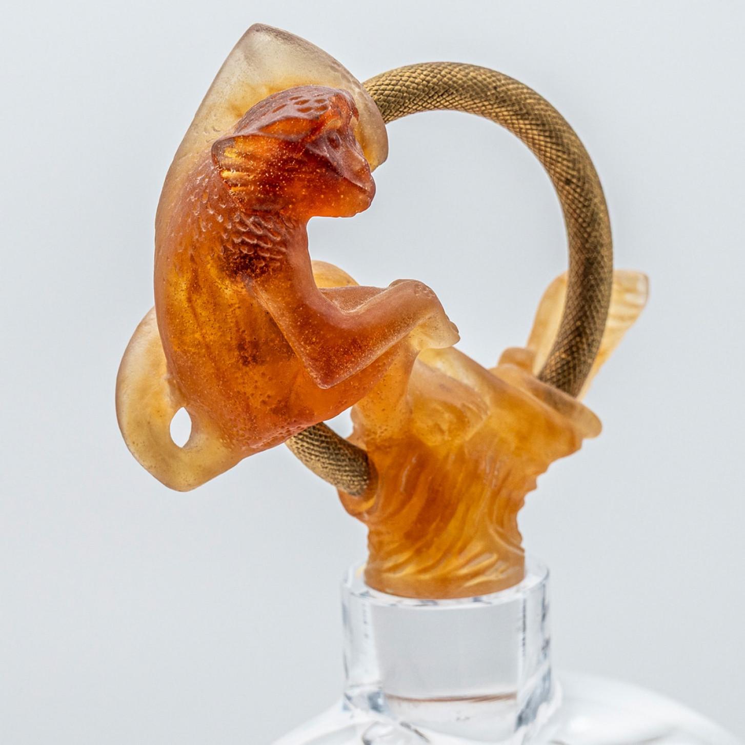 Francese Caraffa in vetro artistico Daum con scimmia arancione, Francia in vendita