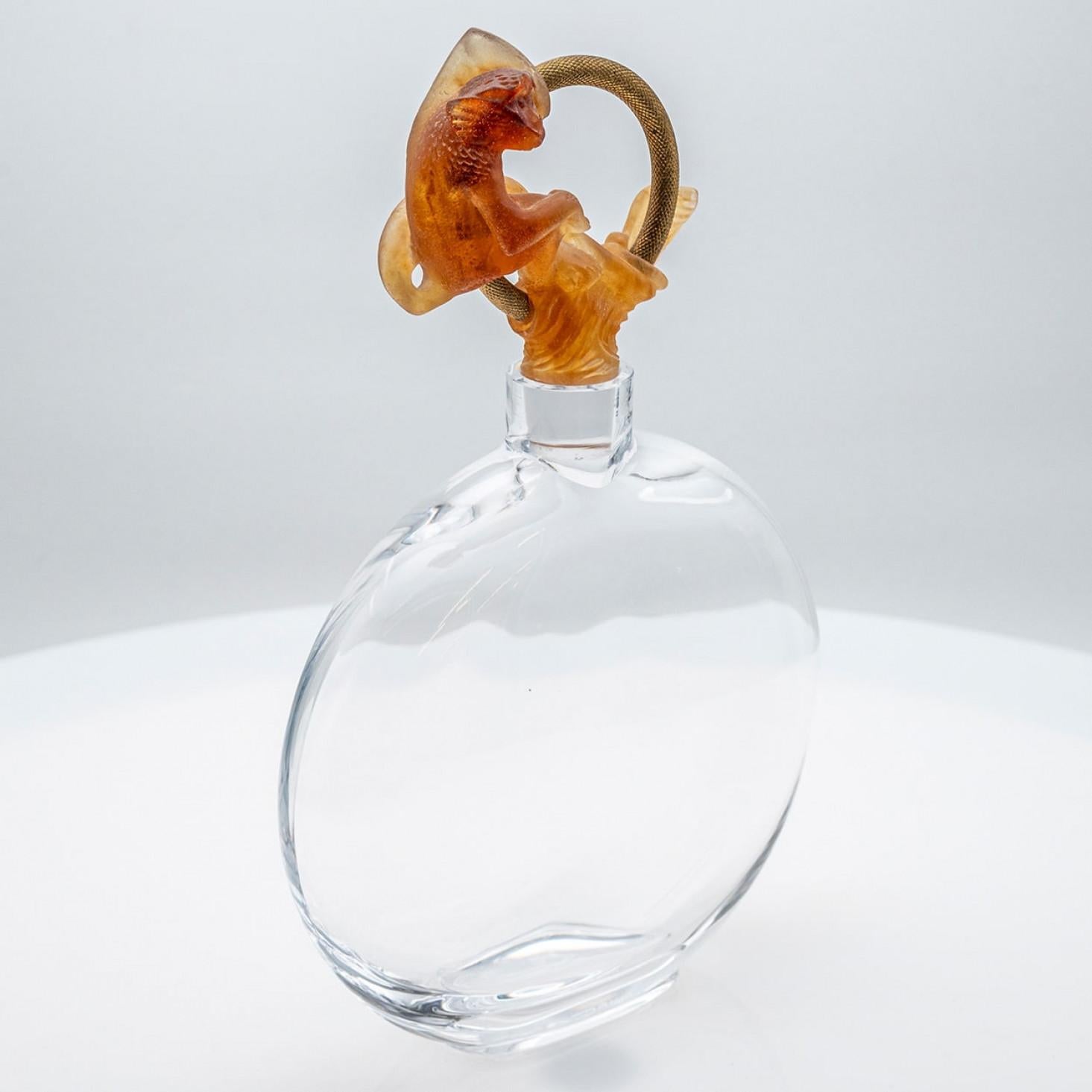 Altro Caraffa in vetro artistico Daum con scimmia arancione, Francia in vendita