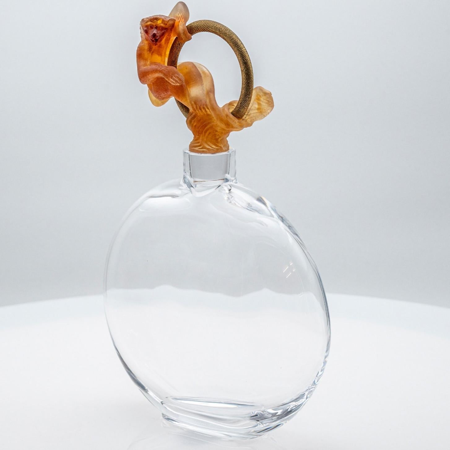 Caraffa in vetro artistico Daum con scimmia arancione, Francia In condizioni buone in vendita a Rijssen, NL