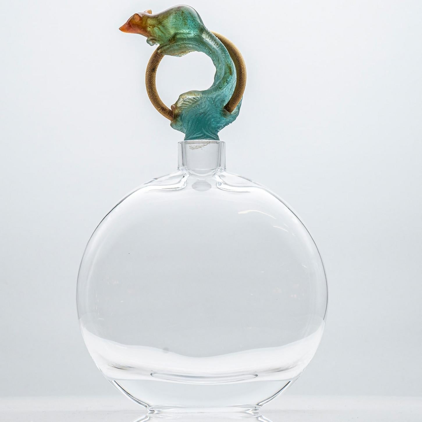 Le luxe à son meilleur, carafe en verre haut de gamme avec souris par Daum, France.

Une délicate carafe en cristal surmontée d'une souris sarcelle - en verre d'art. Nous avons également une carafe similaire dans notre collection, veuillez noter la