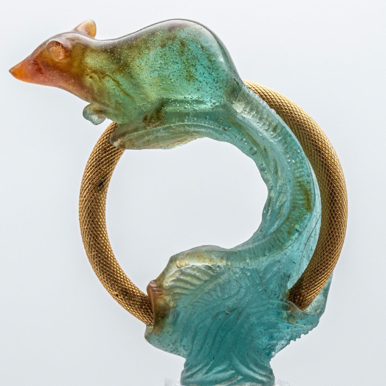 Art nouveau Carafe en verre d'art Daum avec souris sarcelle, France en vente