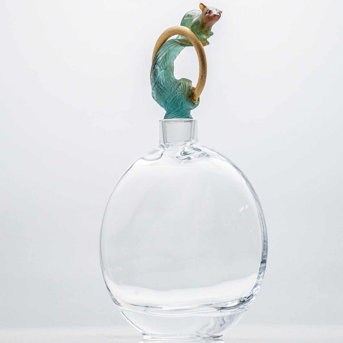 Français Carafe en verre d'art Daum avec souris sarcelle, France en vente