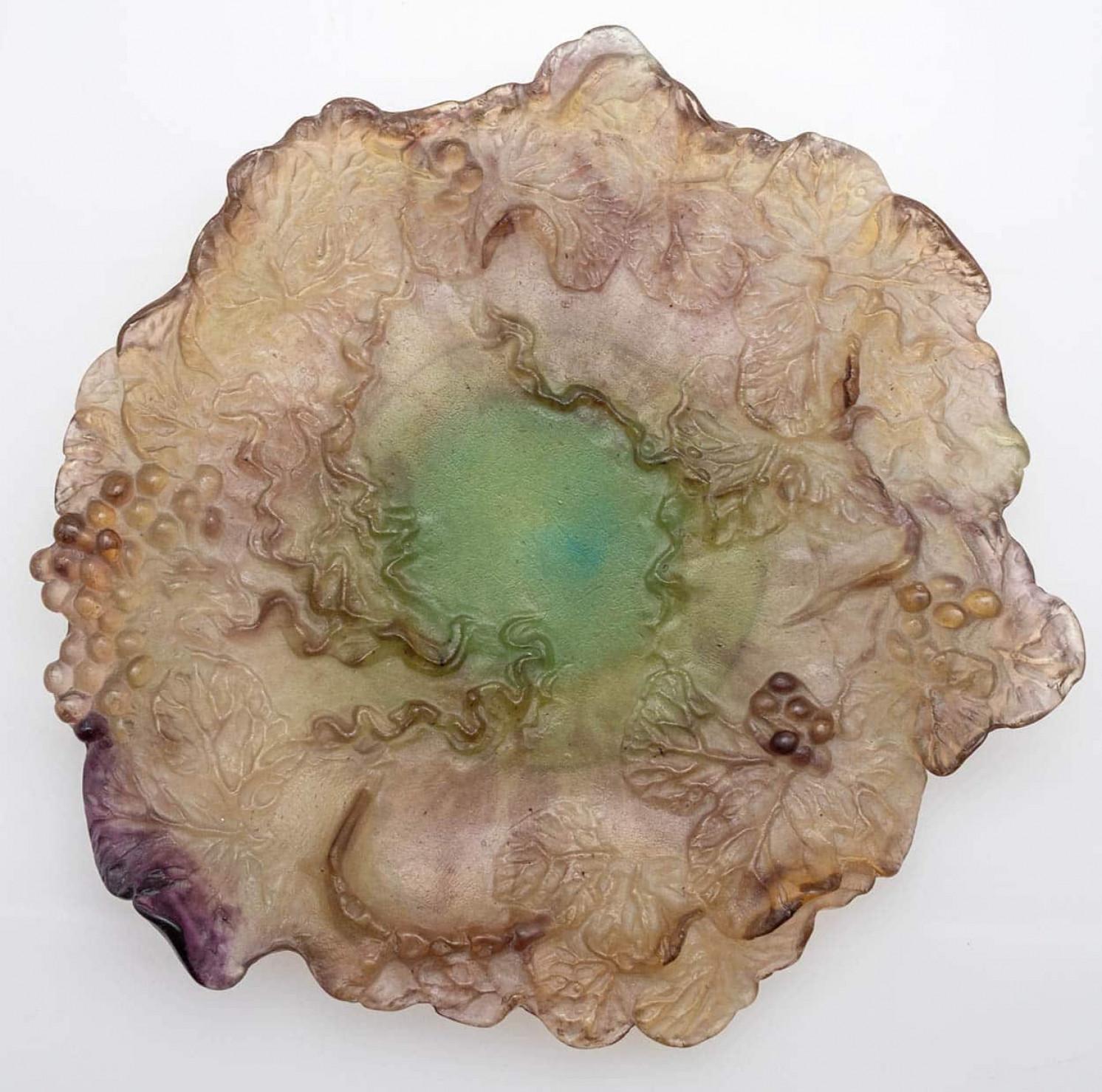 Il lusso al suo massimo, un piatto di alta qualità in vetro color salmone e verde di Daum, Francia.

Questo squisito piatto in stile Art Nouveau di Daum è un esempio della maestria dell'arte vetraria francese. Realizzato con la tecnica della pâte de