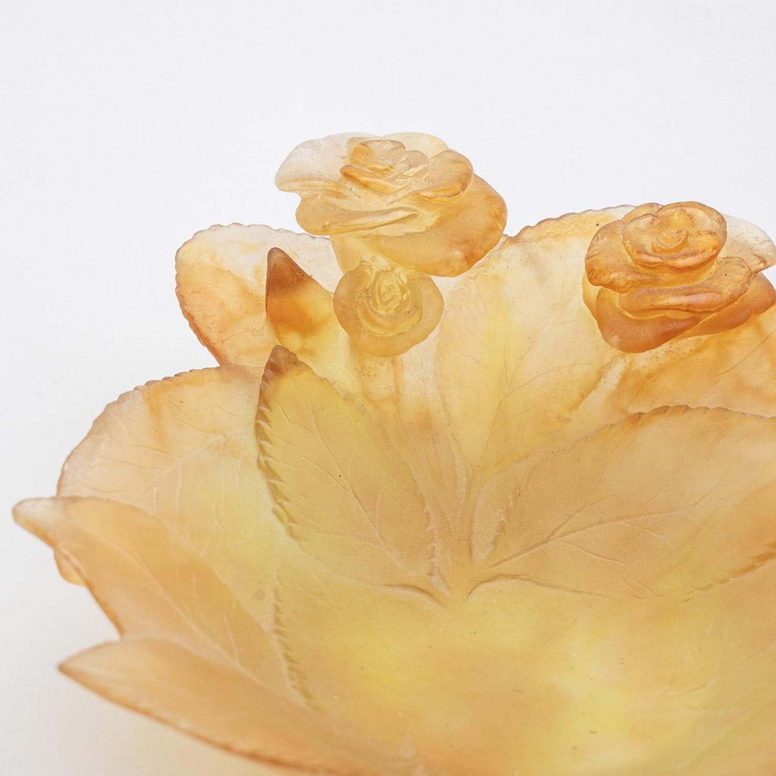 Altro Piatto decorativo in vetro Art Decor con rose d'ambra, Daum, Francia in vendita