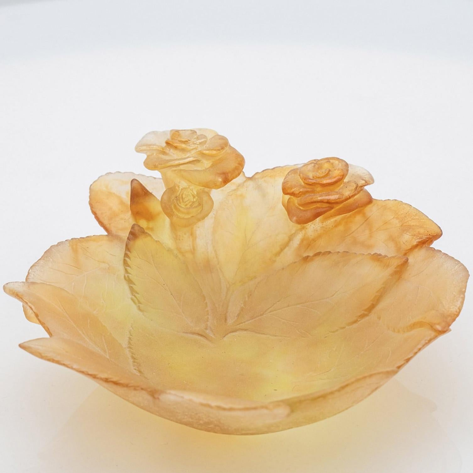 Piatto decorativo in vetro Art Decor con rose d'ambra, Daum, Francia In condizioni buone in vendita a Rijssen, NL