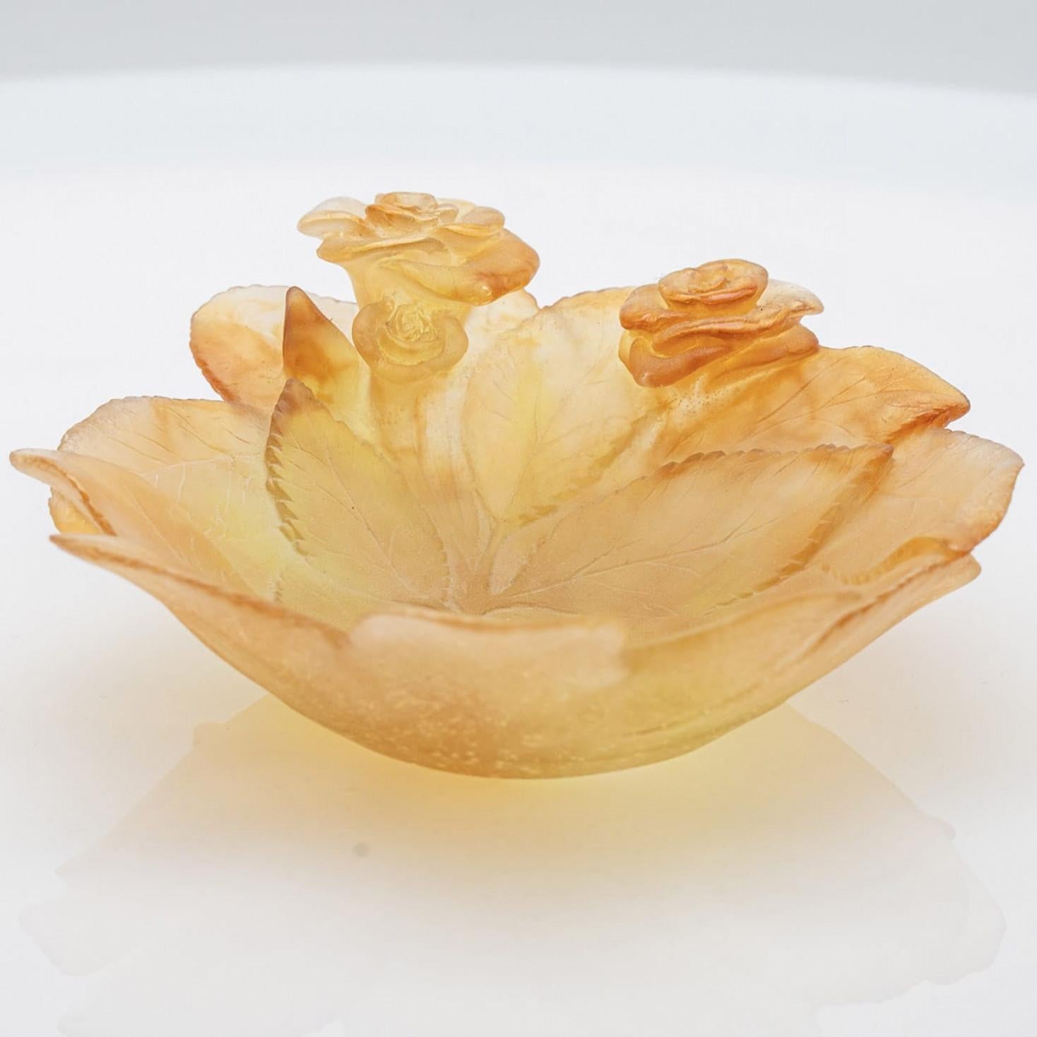 Fine XX secolo Piatto decorativo in vetro Art Decor con rose d'ambra, Daum, Francia in vendita