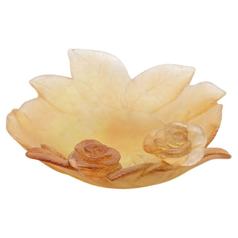 Plato decorativo de cristal artístico Daum con rosas de ámbar, Francia en venta