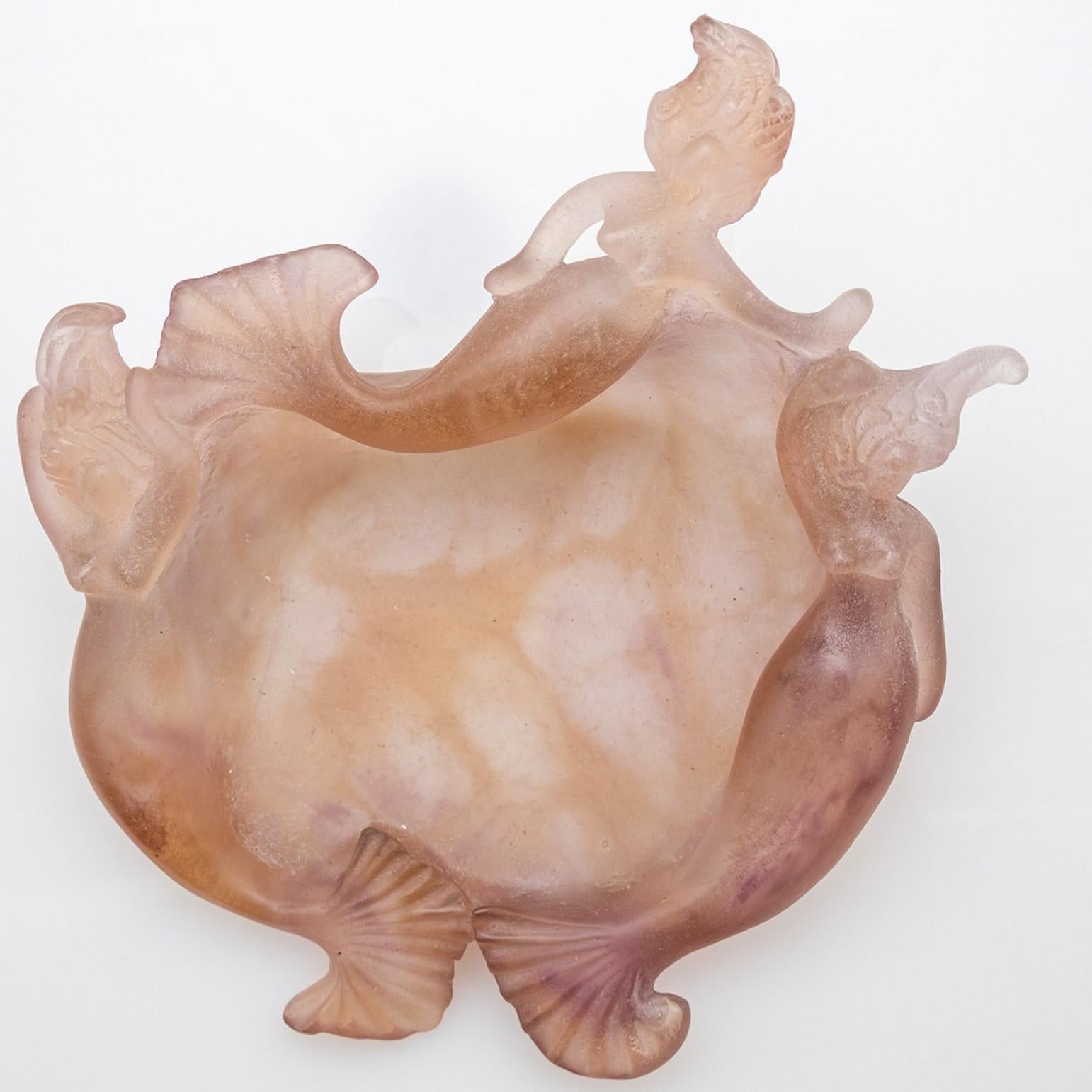 Autre Assiette décorative en verre d'art de Daum avec sirènes en rose poussiéreuse, France en vente