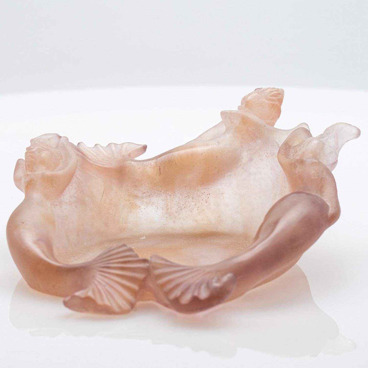 Assiette décorative en verre d'art de Daum avec sirènes en rose poussiéreuse, France Bon état - En vente à Rijssen, NL