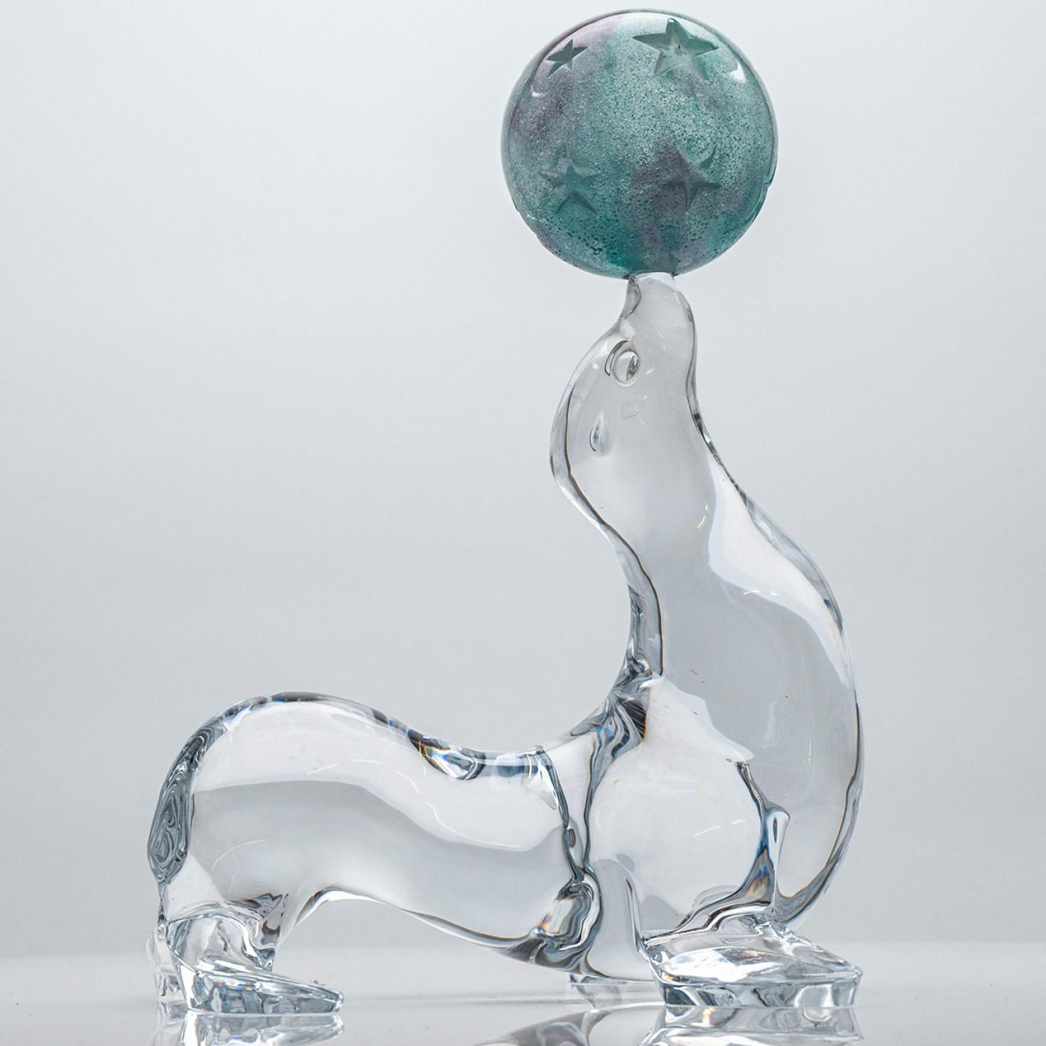 Luxus vom Feinsten, hochwertige Glasskulptur von Daum, Frankreich.

Die Skulptur ist ein Siegel. Der Seehund balanciert eine Kunstglaskugel auf seiner Nase. Diese Glaskugel ist aus tealfarbenem Kunstglas mit eingravierten Sternen gefertigt.

Daum