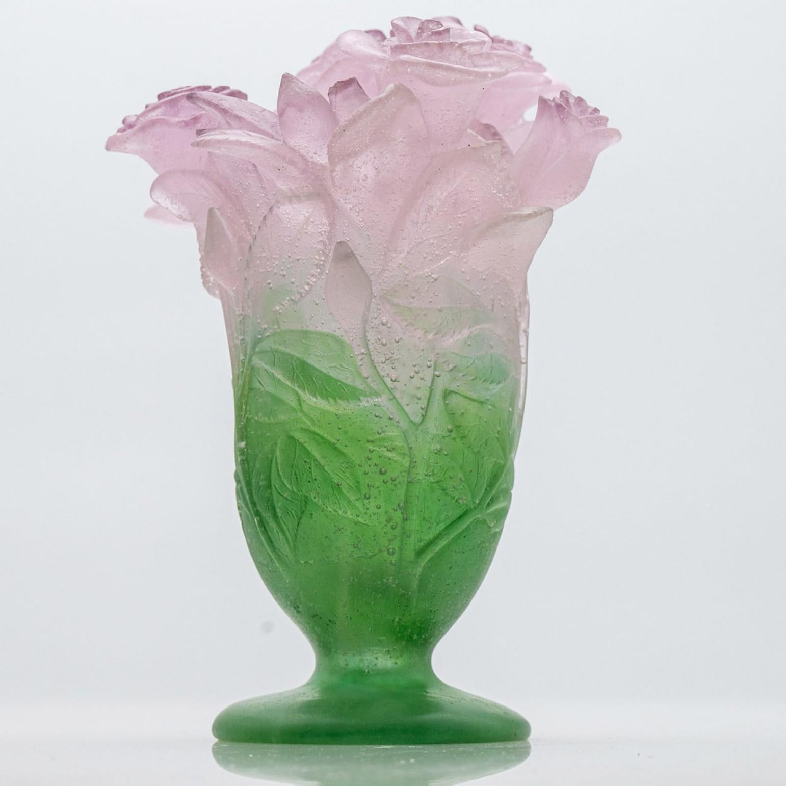 Le luxe dans toute sa splendeur, vase en verre haut de gamme avec des roses roses et des feuilles vertes par Daum, France.

Le vase - en verre d'art - est formé de roses reliées les unes aux autres dans de belles couleurs roses et vertes. Un beau