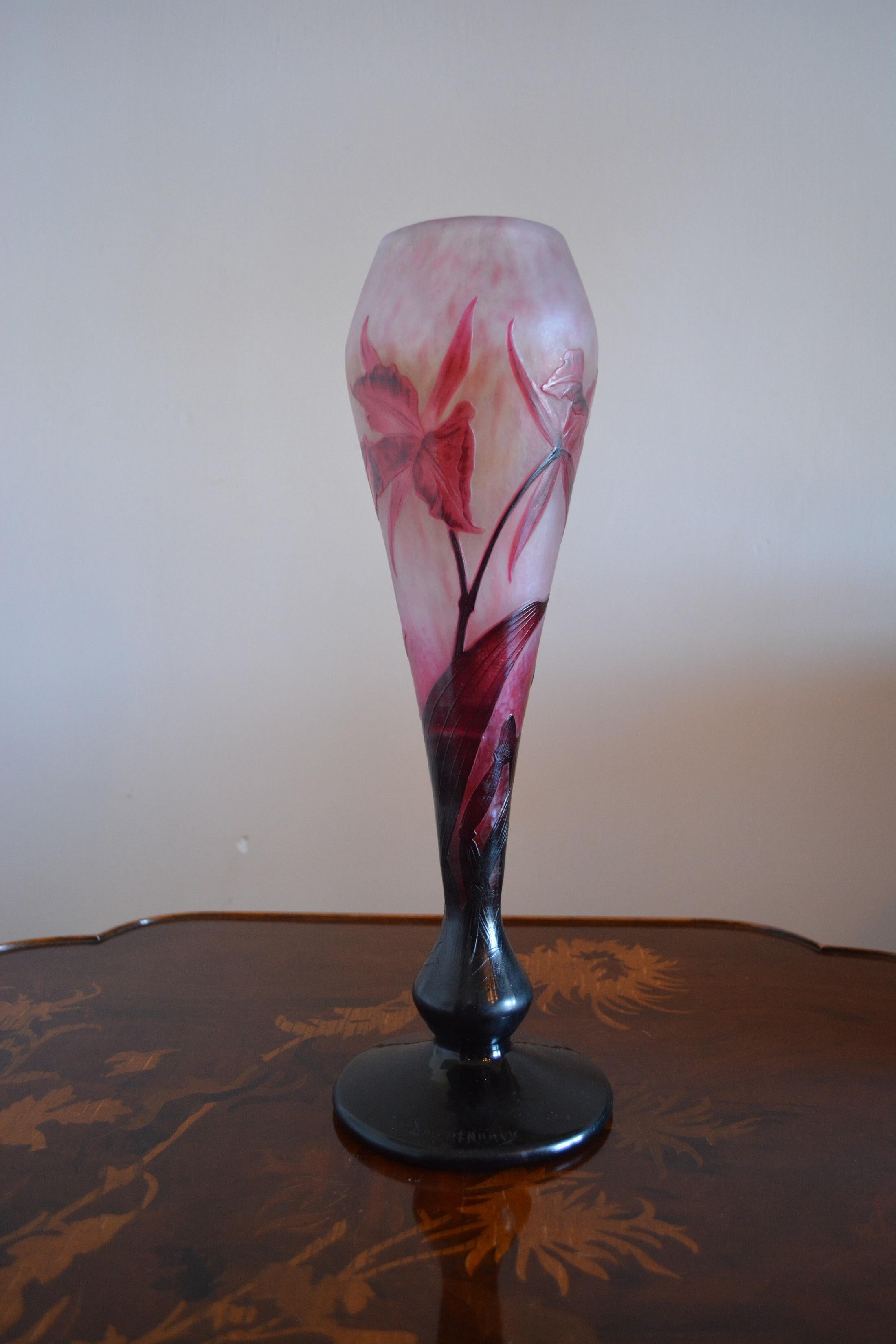 Daum Art Nouveau Pink and Reddish Purple Glass Cattleya Labiata Vase In Good Condition For Sale In Fiumicino, Rome