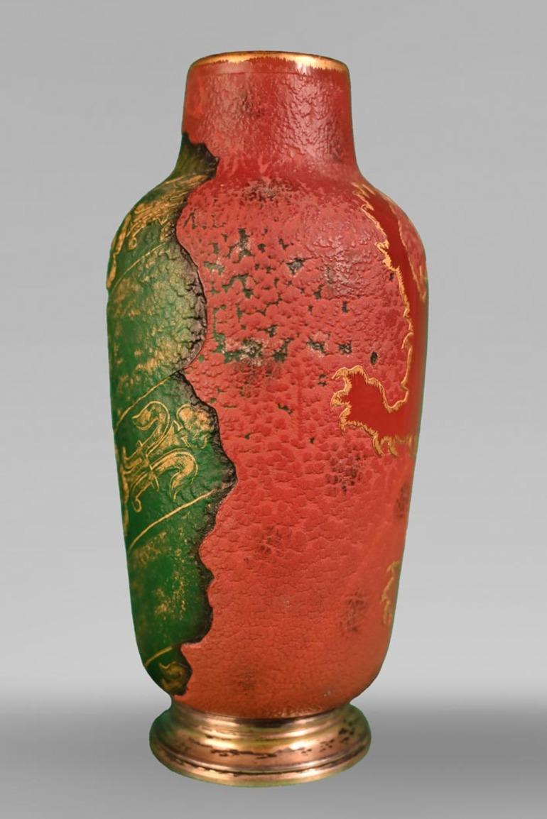 Questo vaso a forma di leone è stato realizzato dalla vetreria Daum. Si tratta di un modello presentato all'Esposizione Universale di Chicago del 1893, senza base in vermeil.

Fondata a Nancy nel 1878 da Jean Daum, la vetreria Daum fu rapidamente
