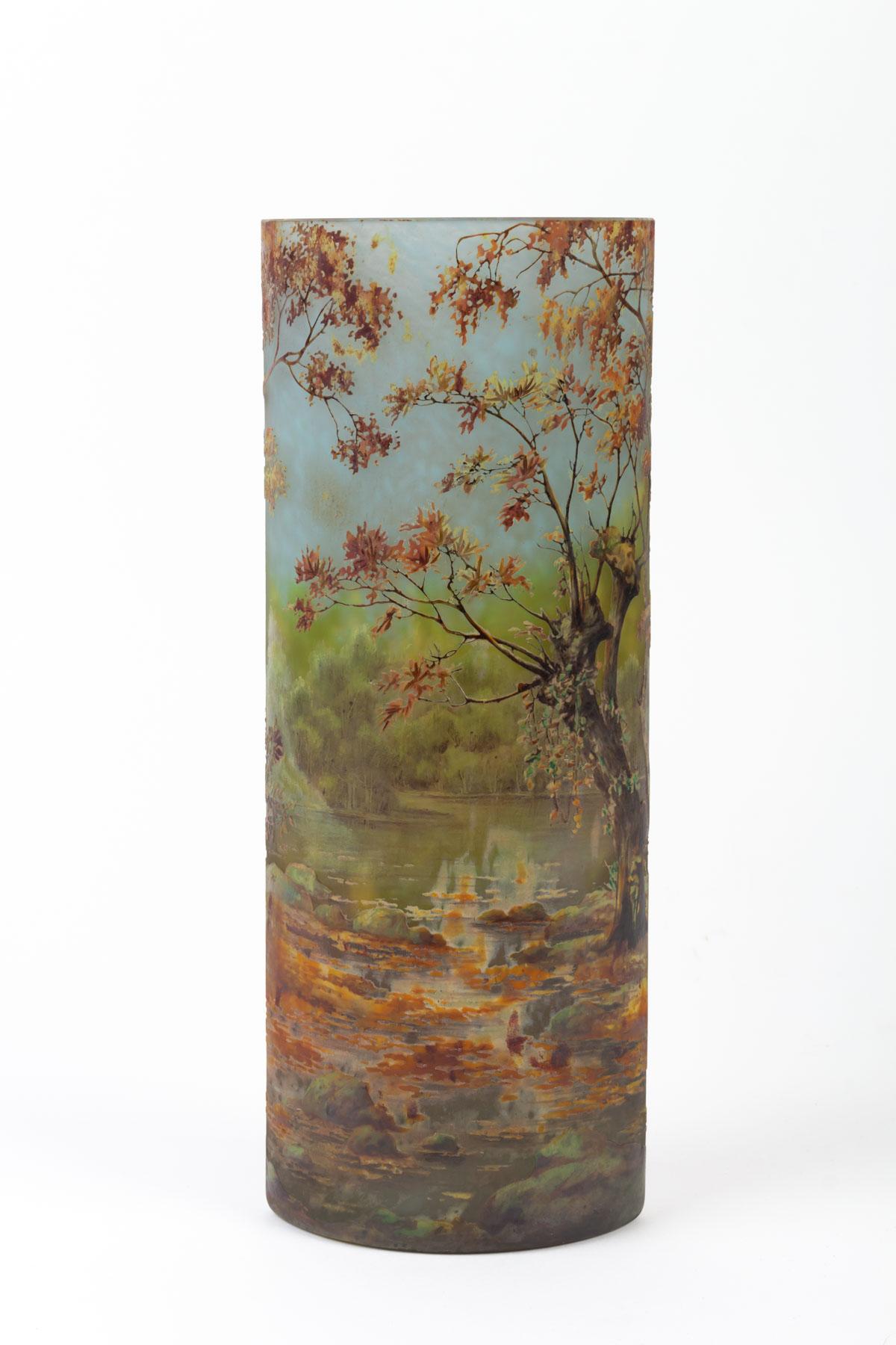 Daum Nancy
Daum Nancy vase roll on pedestal with flared neck and swollen base in multilayer glass decorated with poppies etched in acid, enameled in shades of red and enhanced with gold on a yellow and orange background. Measure: Height 20cm.