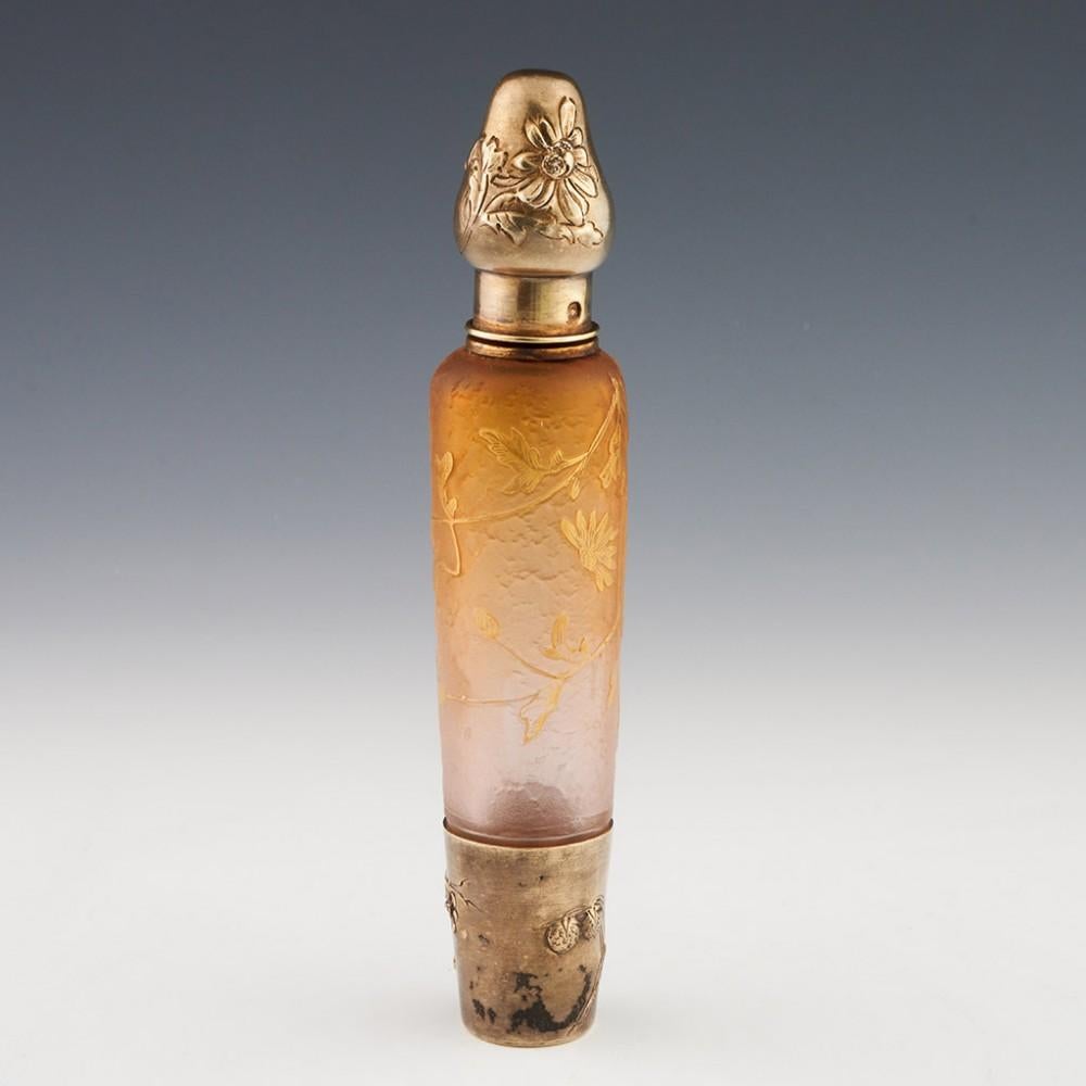Fiaschetta da opera in vetro cammeo e argento o bottiglia per assenzio, Daum, 1895 ca.

Informazioni aggiuntive:
Titolo : Fiaschetta da liquore in vetro cammeo Daum Nancy e argento Sterling Carriage o Opera
Data: c1890-96
Periodo: