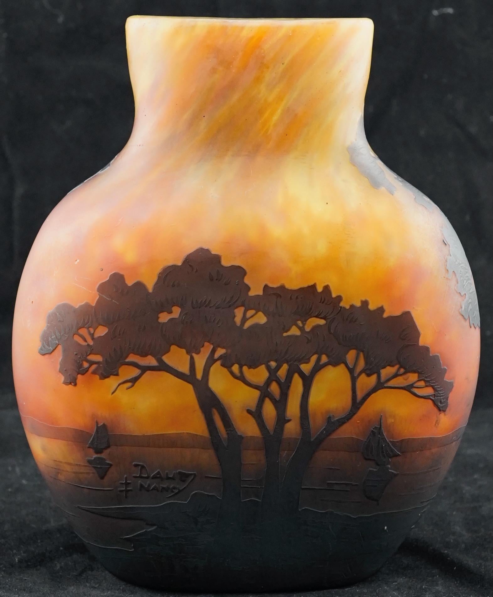 Daum Kamee Glas über marmoriertem Glas Landschaft Vase. Gesungen im Cameo 