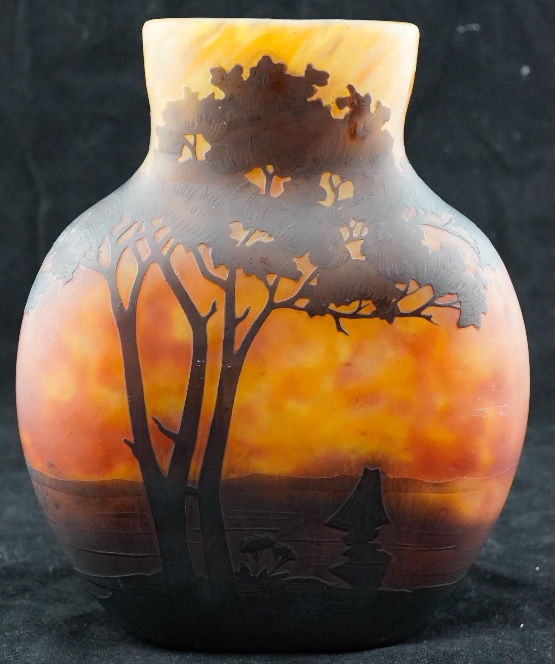 Daum Kamee-Glas-Landschaftsvase in Flaschenform in Kamee-Form (Französisch) im Angebot