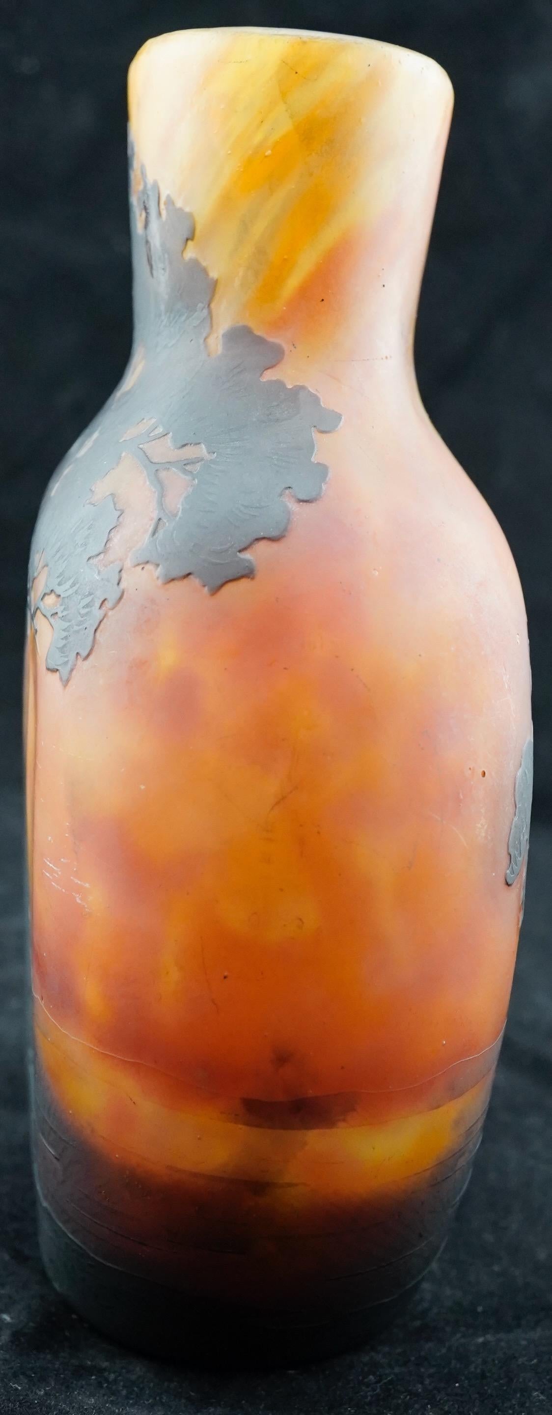 Daum Kamee-Glas-Landschaftsvase in Flaschenform in Kamee-Form im Zustand „Hervorragend“ im Angebot in Sarasota, FL
