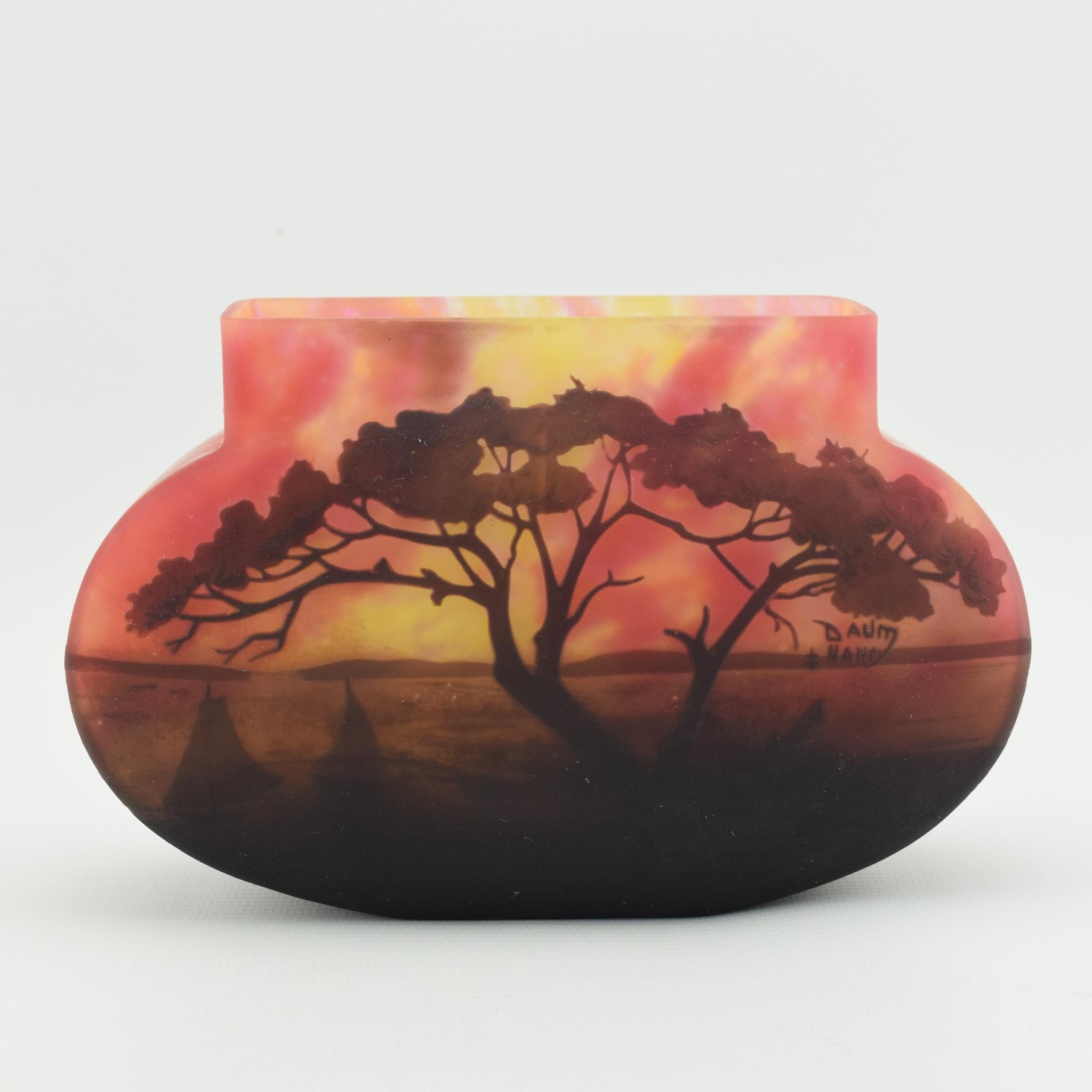 Francese Vaso da paesaggio in vetro cammeo Daum C1910 in vendita