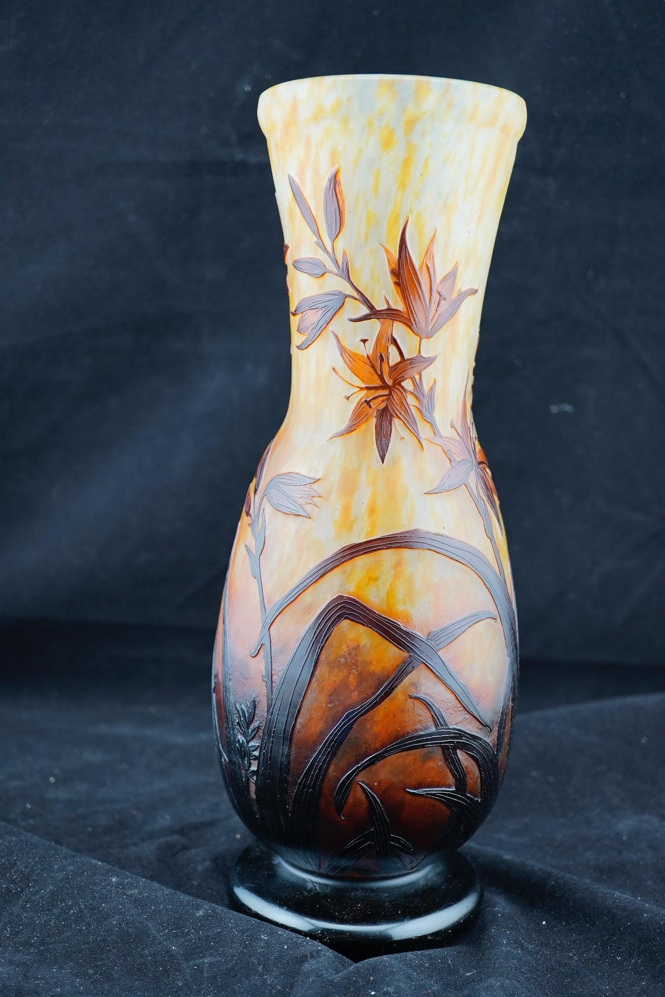 Daum Kamee Glas Lilie Blume beeindruckende Vase. Sehr feine Ausführung Signiert in Kamee. Gut polierter Ponton.
